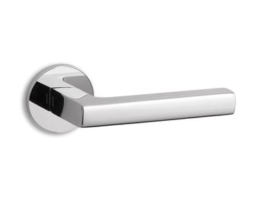 Ento, UNIT R6 Maniglia in ottone su rosetta