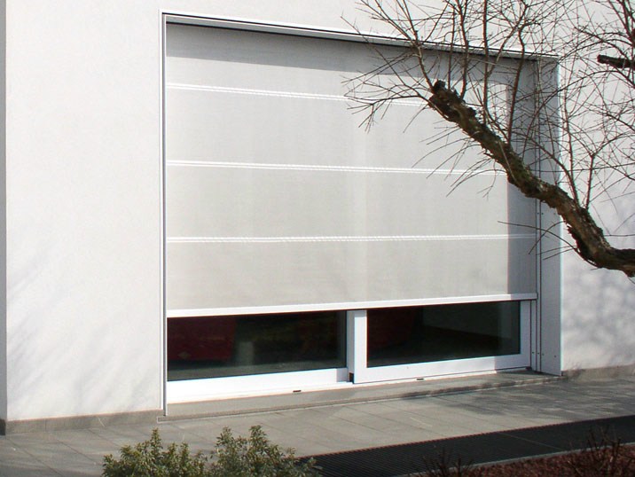 Tenda da sole a caduta con guide laterali