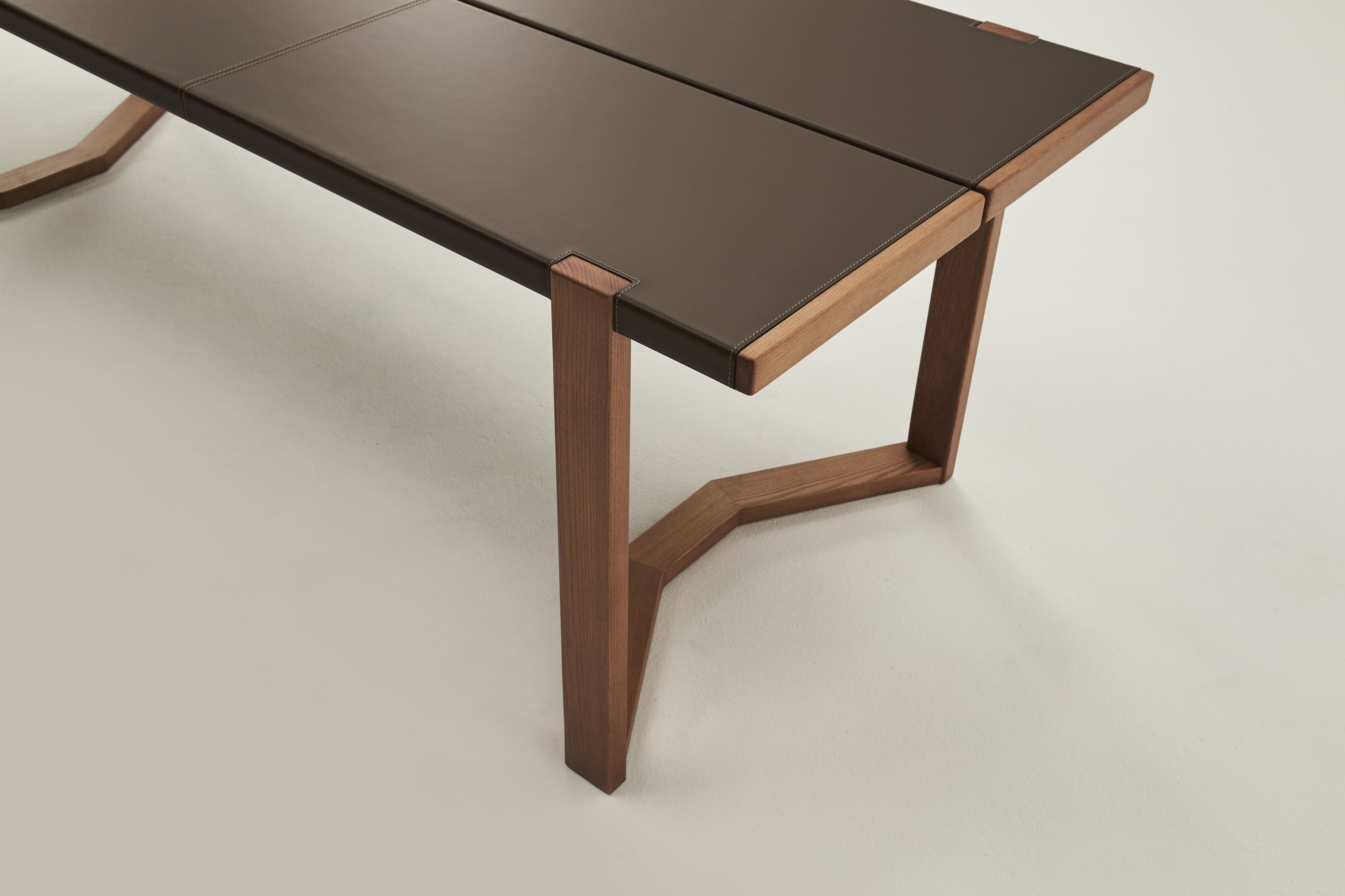 AKIRA Table By Casa Covre