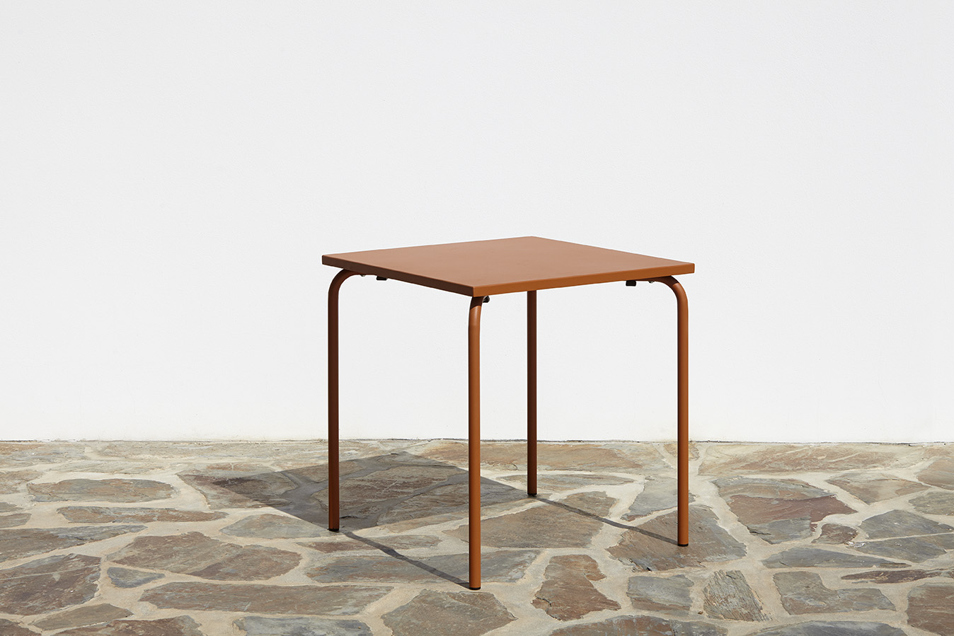 5028 | Table en métal By Adico