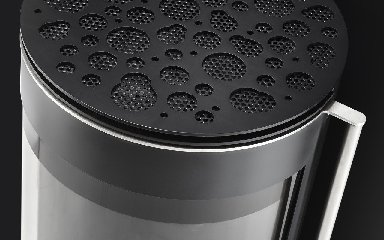 La parte superiore è decorata con un elegante gioco di forme dalle linee morbide e sinuose