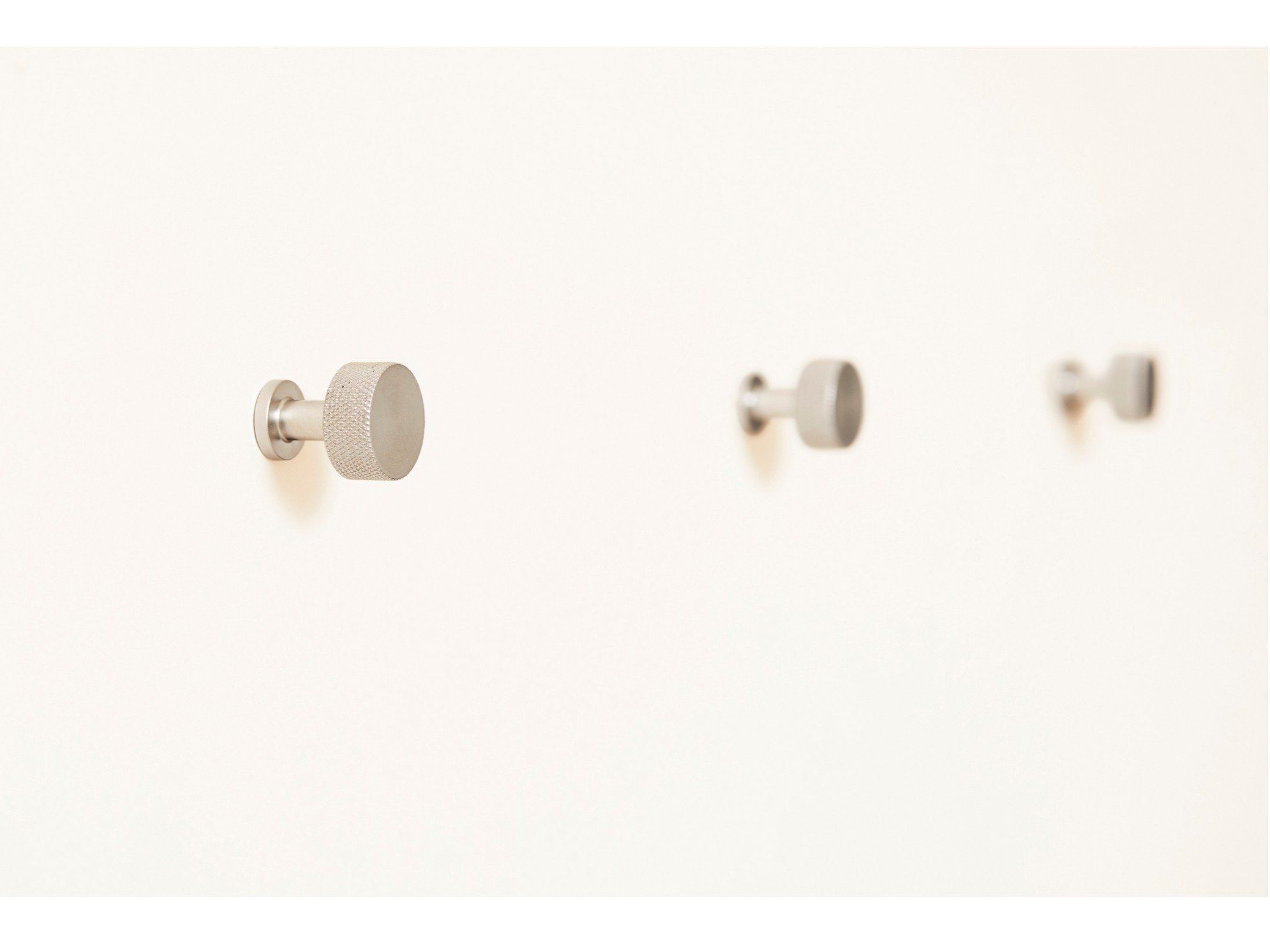 ANGLE by Form & Refine - Appendiabiti / pomello in acciaio - 3