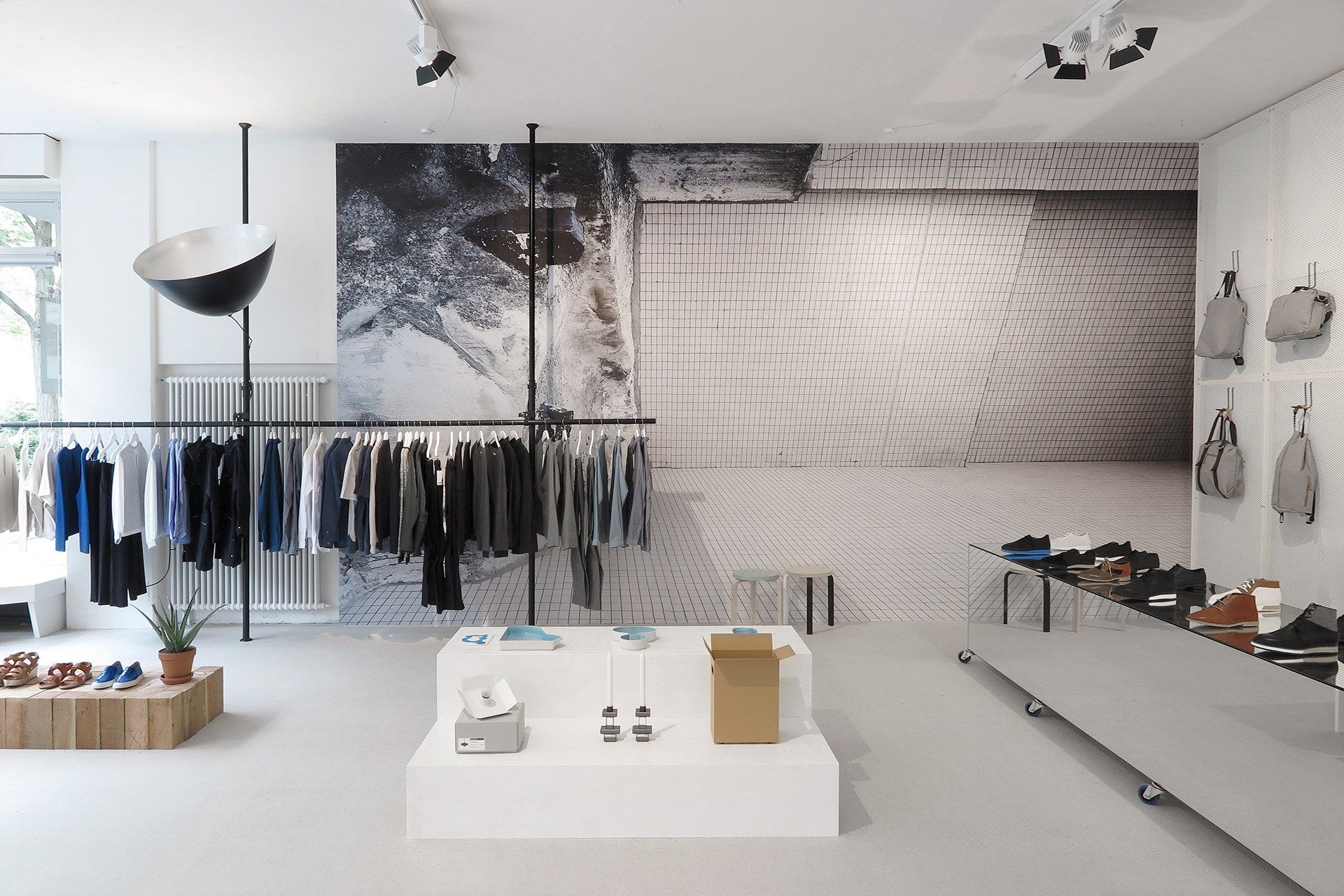 AUTOPOLE Modular retail display unit By ALU