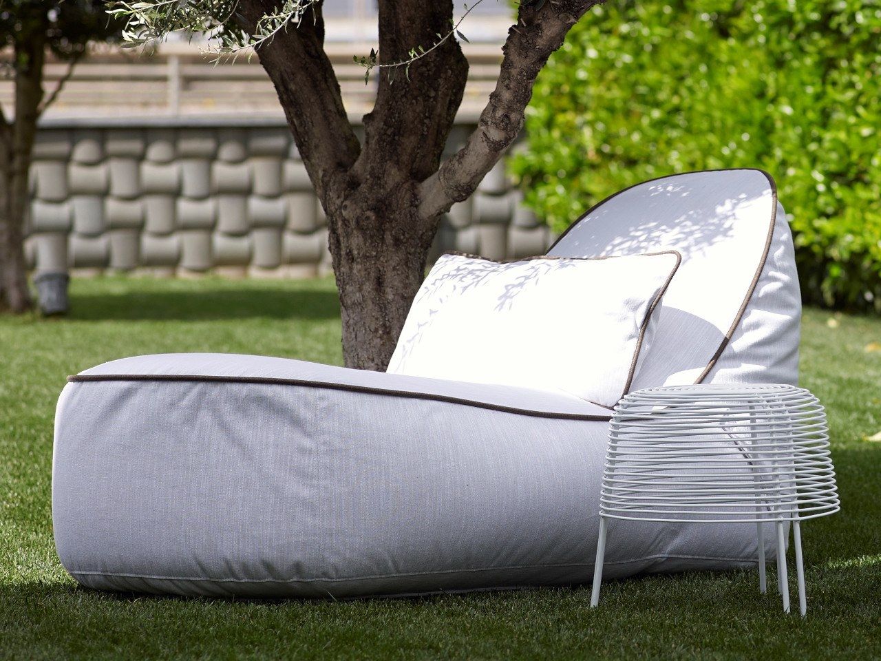 BANANA LOUNGER garden bed By mary& design Sotiris Lazou