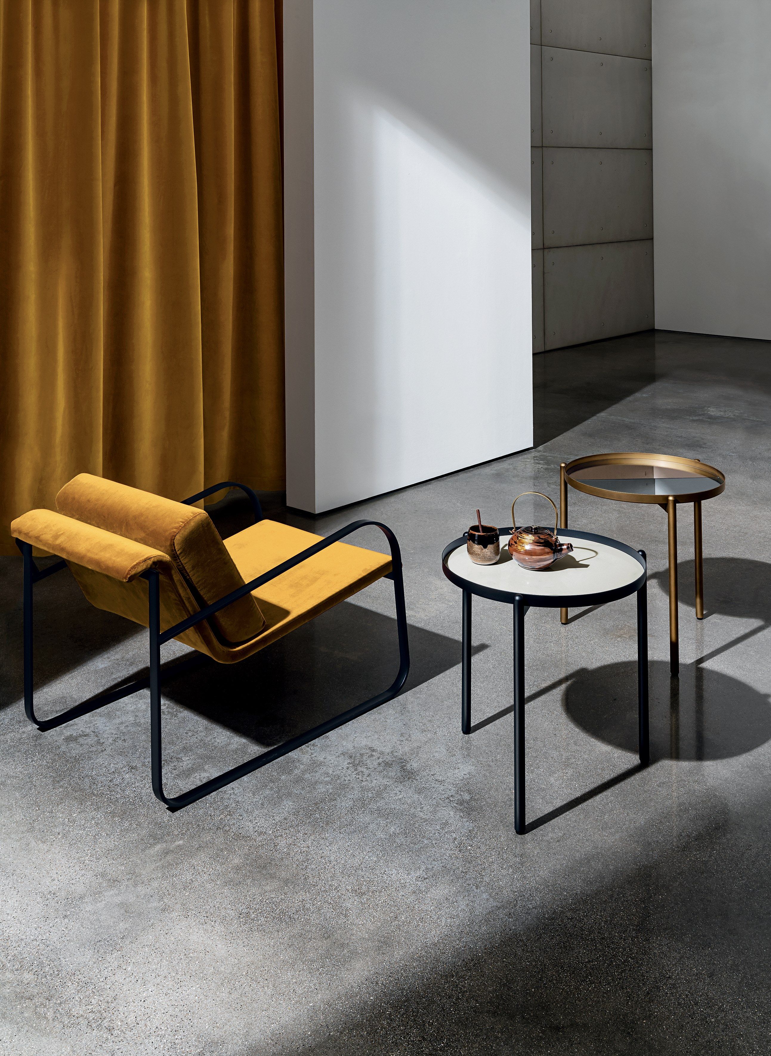 CAMPOS Round coffee table By Sovet italia design Altherr Désile Park