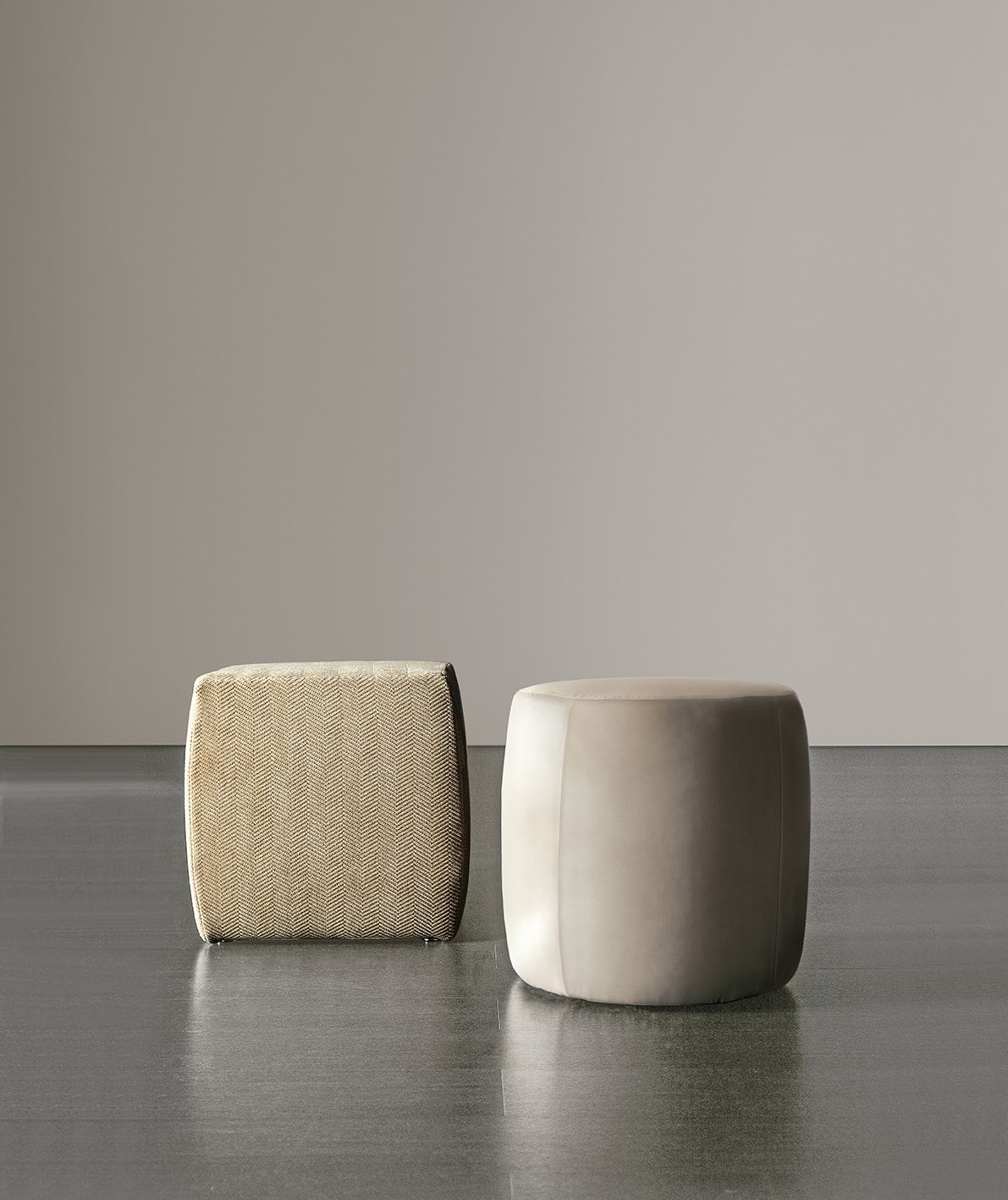 CHARLOT Pouf imbottito in tessuto By Meridiani | design Andrea Parisio