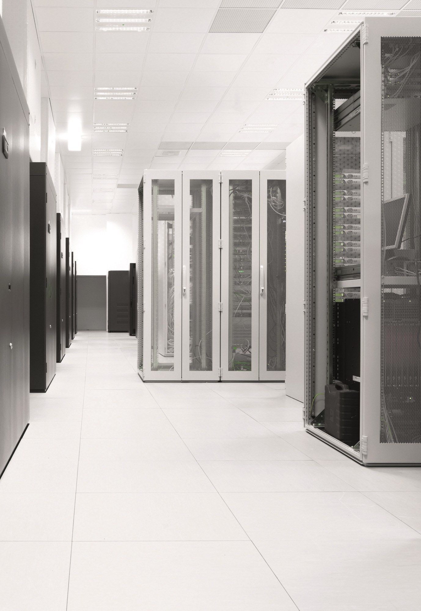 Conductive and dissipative floor Suelos sobreeelevados By TECNOGIVEX