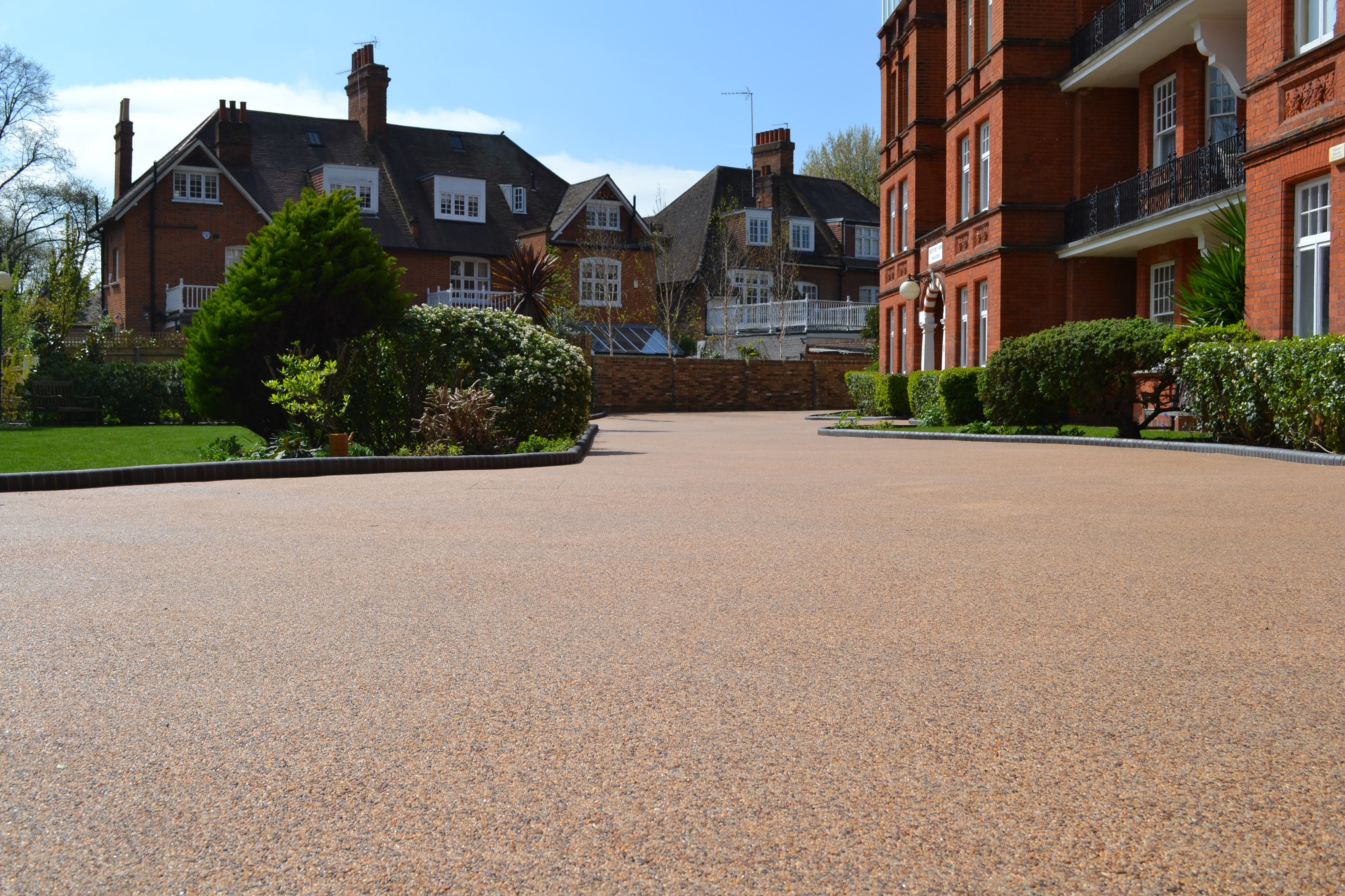 Sol continu extérieur carrossable drainant en résine DRIVEWAY By SureSet — free download