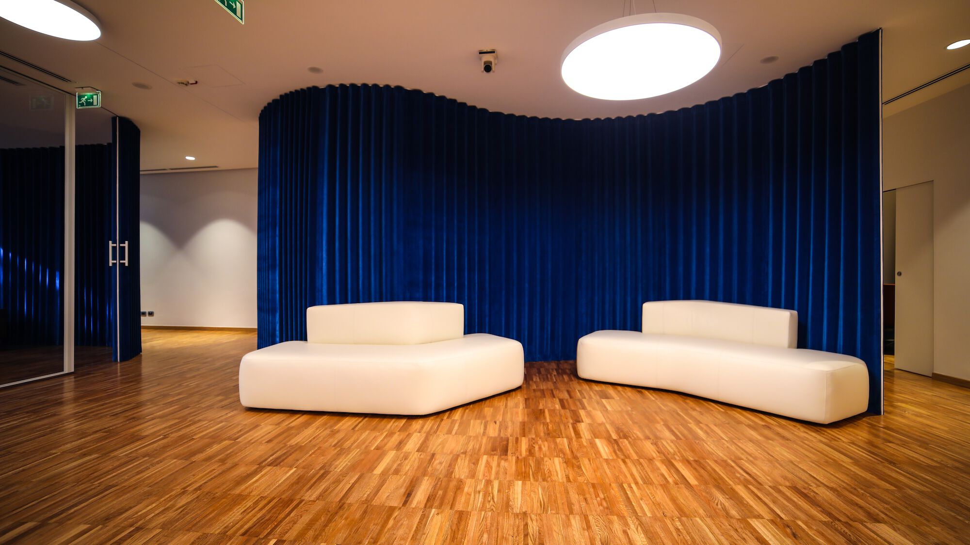 Folding door with velvet cladding Trennwand aus Stoff mit Falttüren By ...