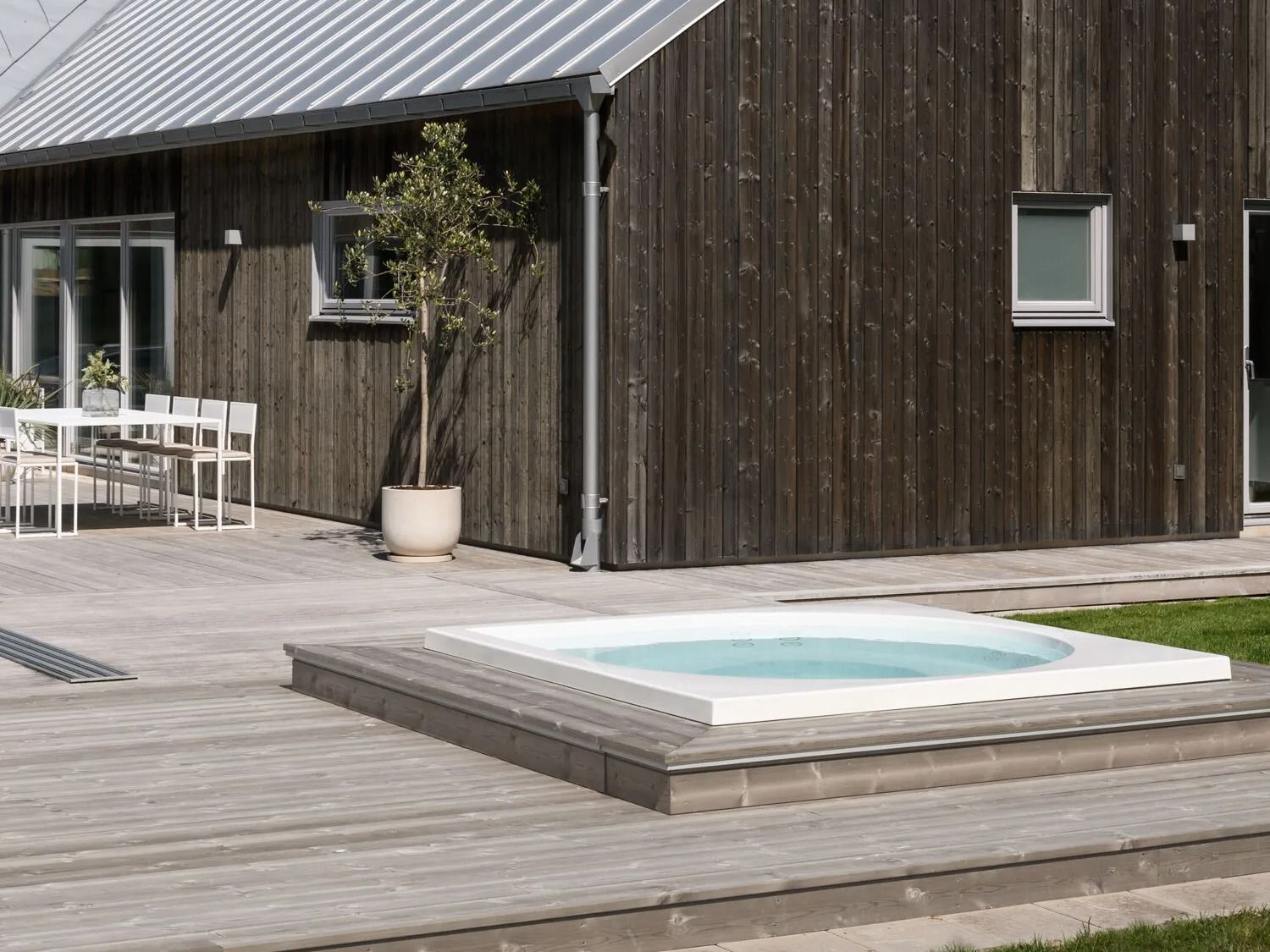 DROP S by Drop - Minipiscina in acrilico per esterni con idromassaggio