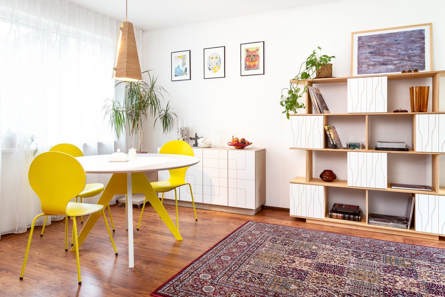 Lacquered round plywood dining table EDI By Radis design SylviaJohanna