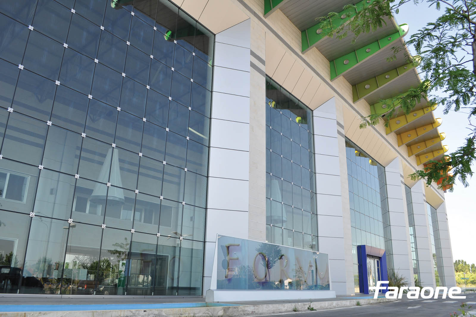 QUADRIFOGLIO Point-fixed glass facade By FARAONE