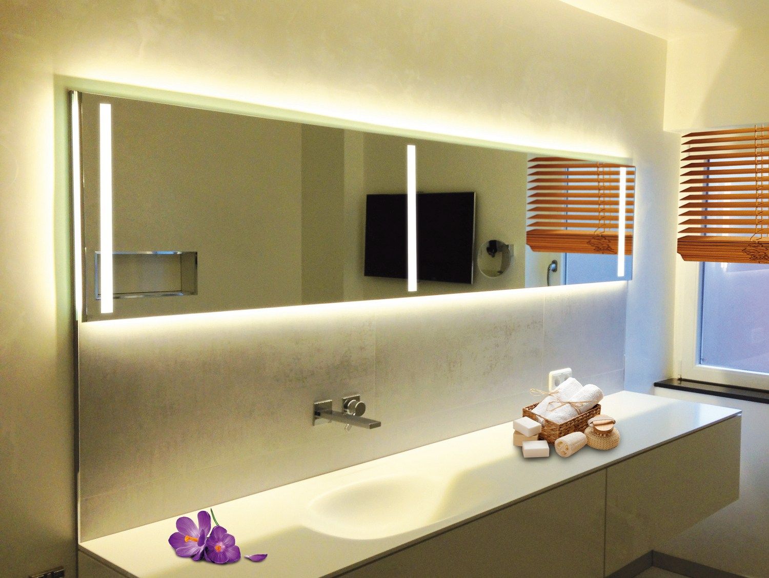 Wallmounted mirror with integrated lighting FINELINE By Top Light
