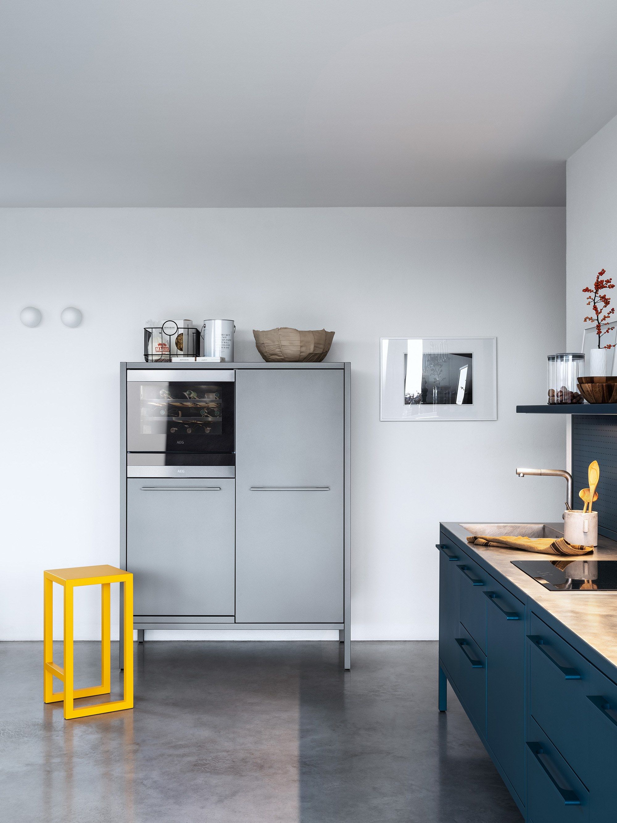 FRAME TALL UNITS Metal kitchen unit with handles By Fantin design