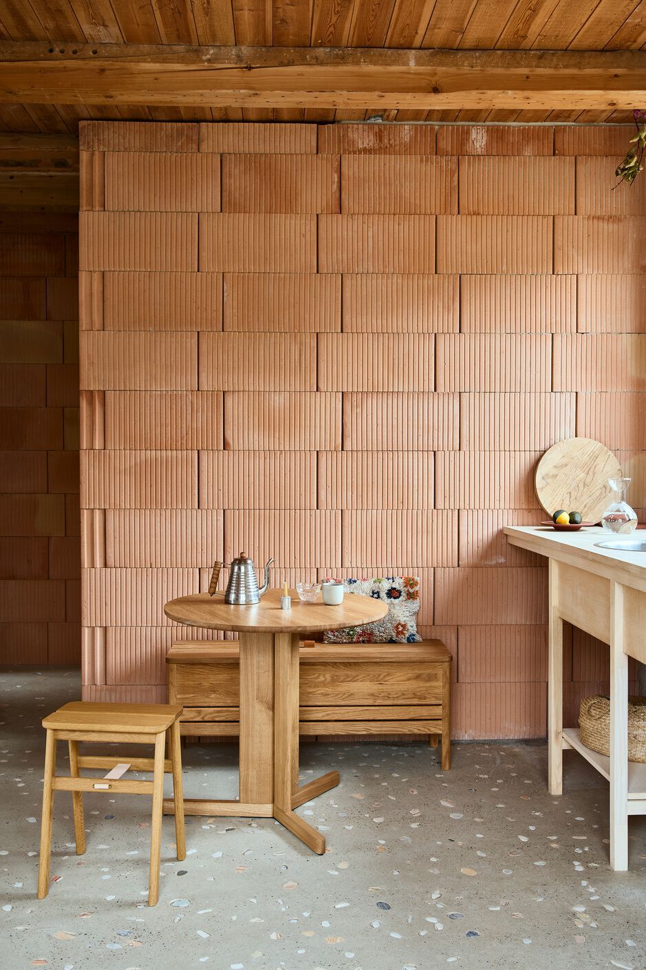 ANGLE by Form & Refine - Sgabello pieghevole basso in rovere - 8