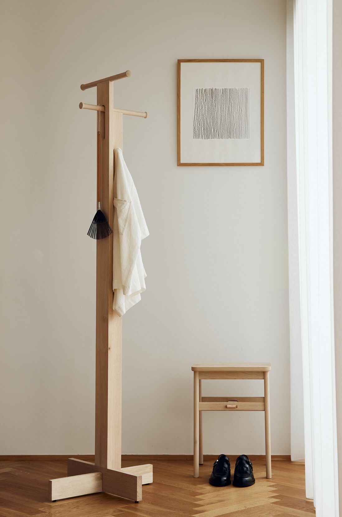 ANGLE by Form & Refine - Sgabello pieghevole basso in rovere - 7