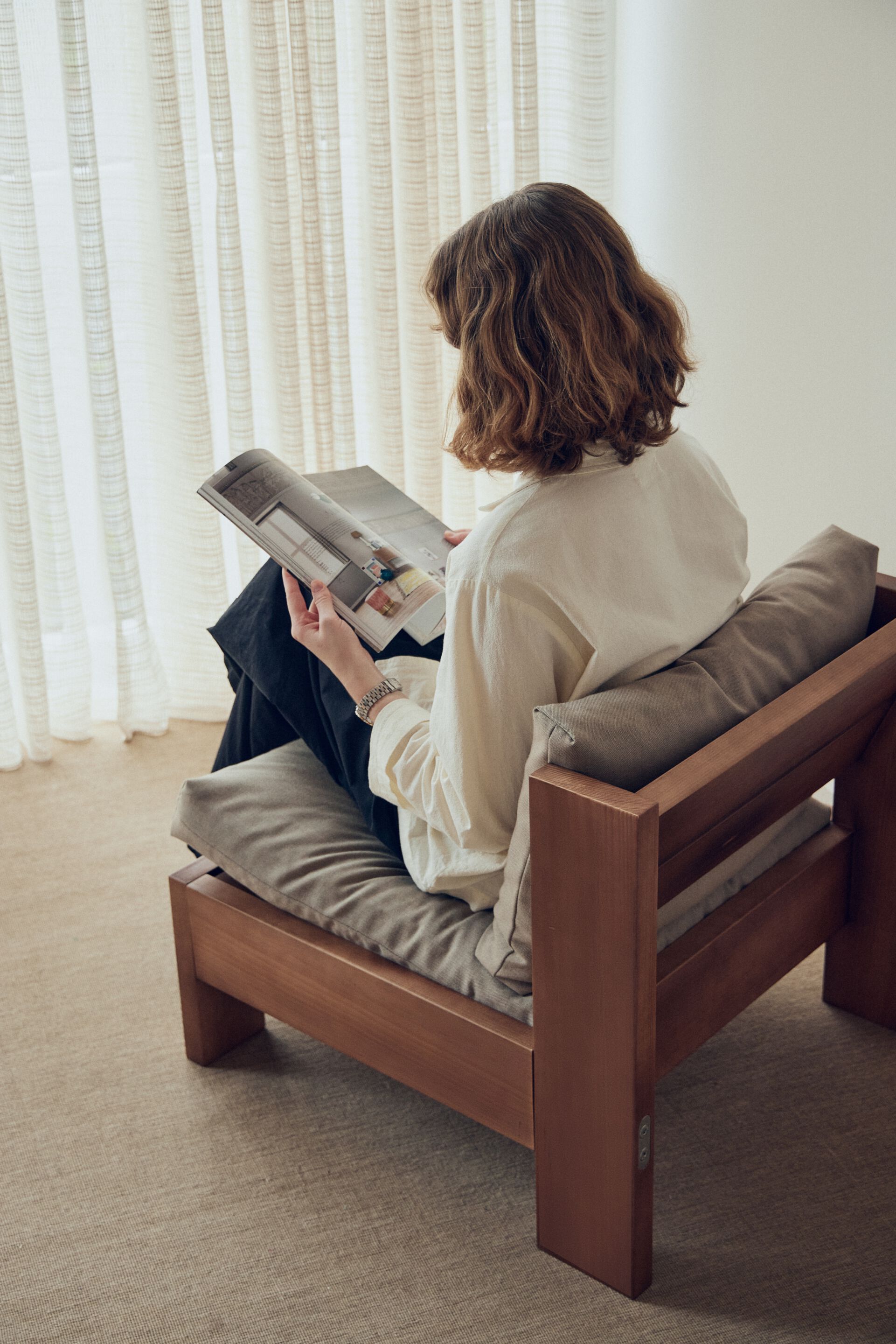 ICON by Form & Refine - Poltrona in legno e tessuto - 12