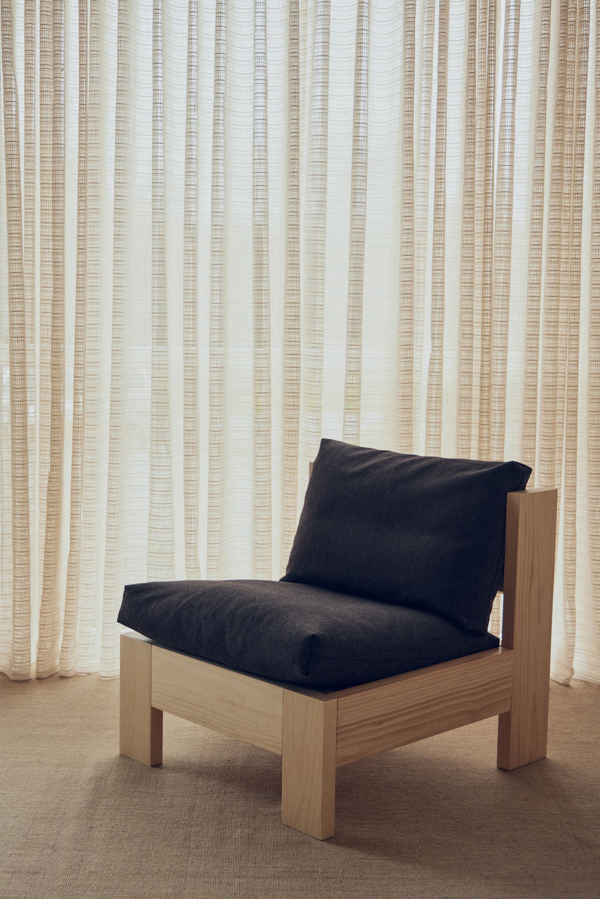 ICON by Form & Refine - Poltrona in legno e tessuto - 10