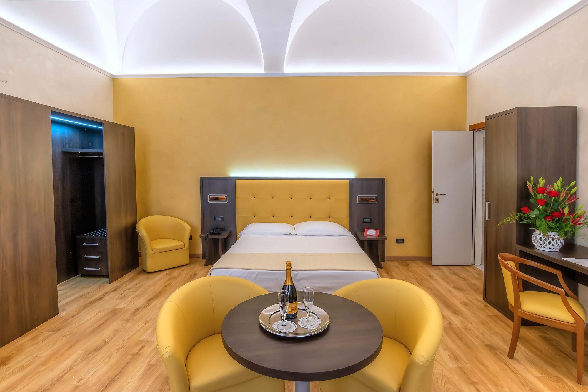 Hotel bedroom Furniture for hotel By Mobilspazio