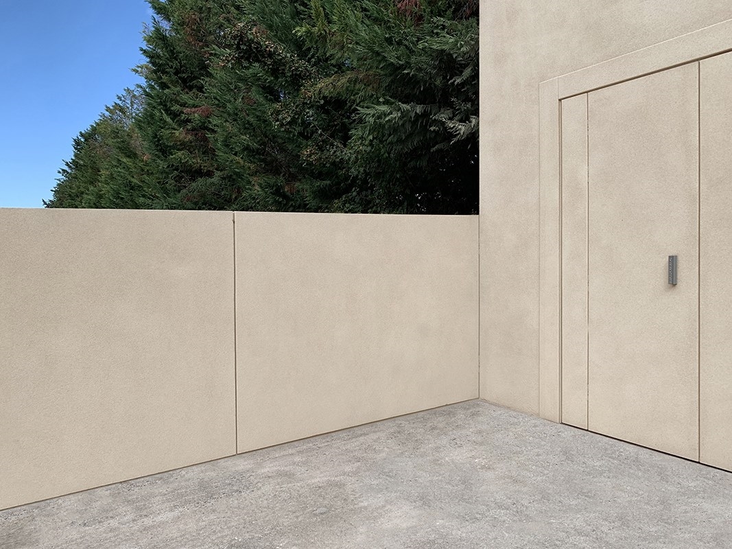 INVISIBLE WALL & GATE by DE NARDI - Portone da garage / recinzione in lamiera zincata