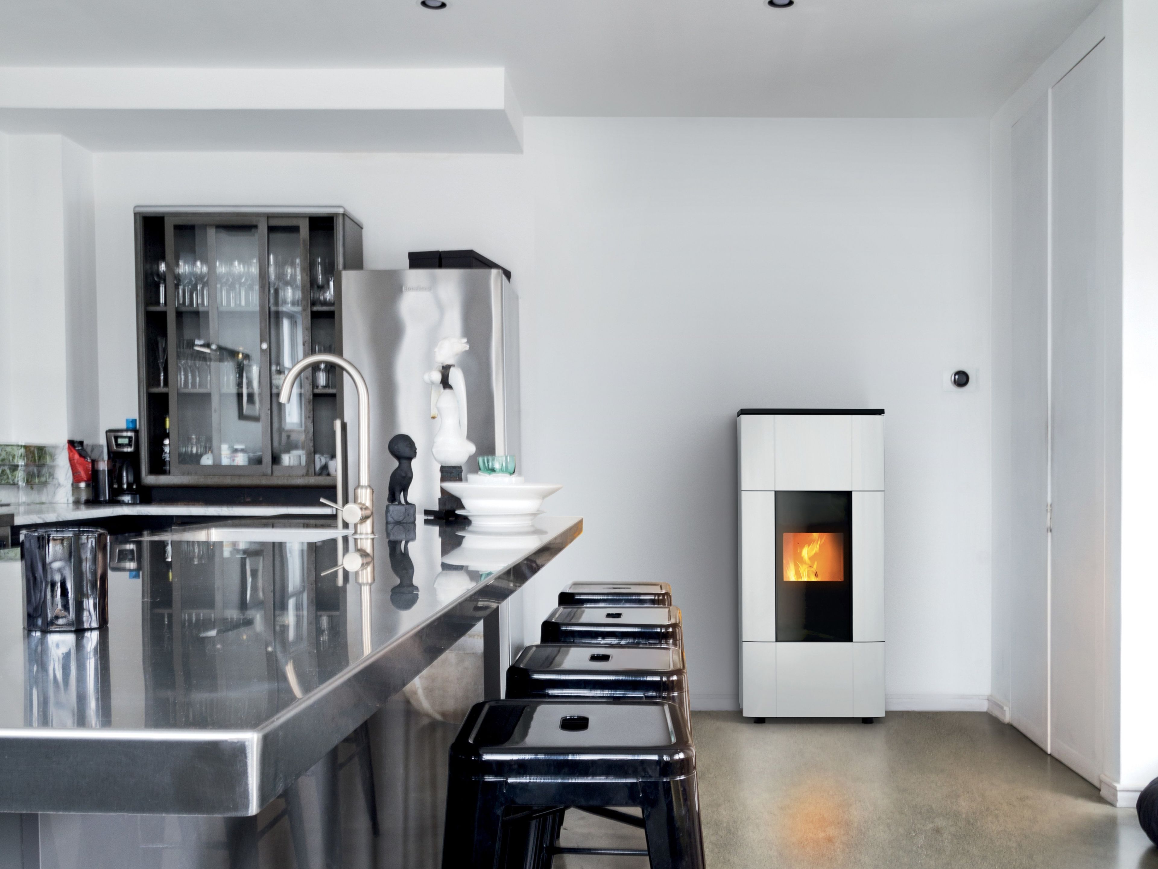 JAZZ by MCZ - Termostufa a pellet con frontale in ceramica e braciere autopulente