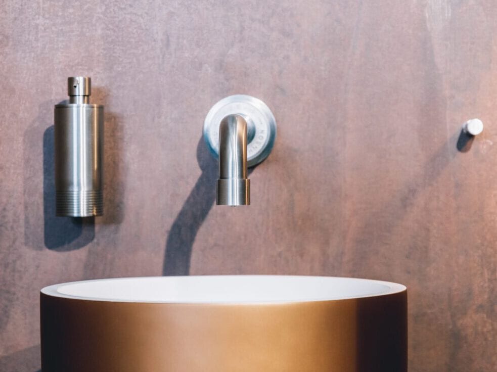 SOHO TOUCHLESS by JEE-O - Rubinetto per lavabo a infrarossi a muro in acciaio inox - 5