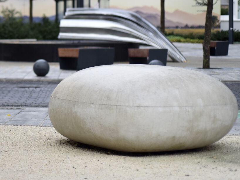 Seduta da esterni in calcestruzzo PEBBLES - KRAUSZ High Tech Stone ...