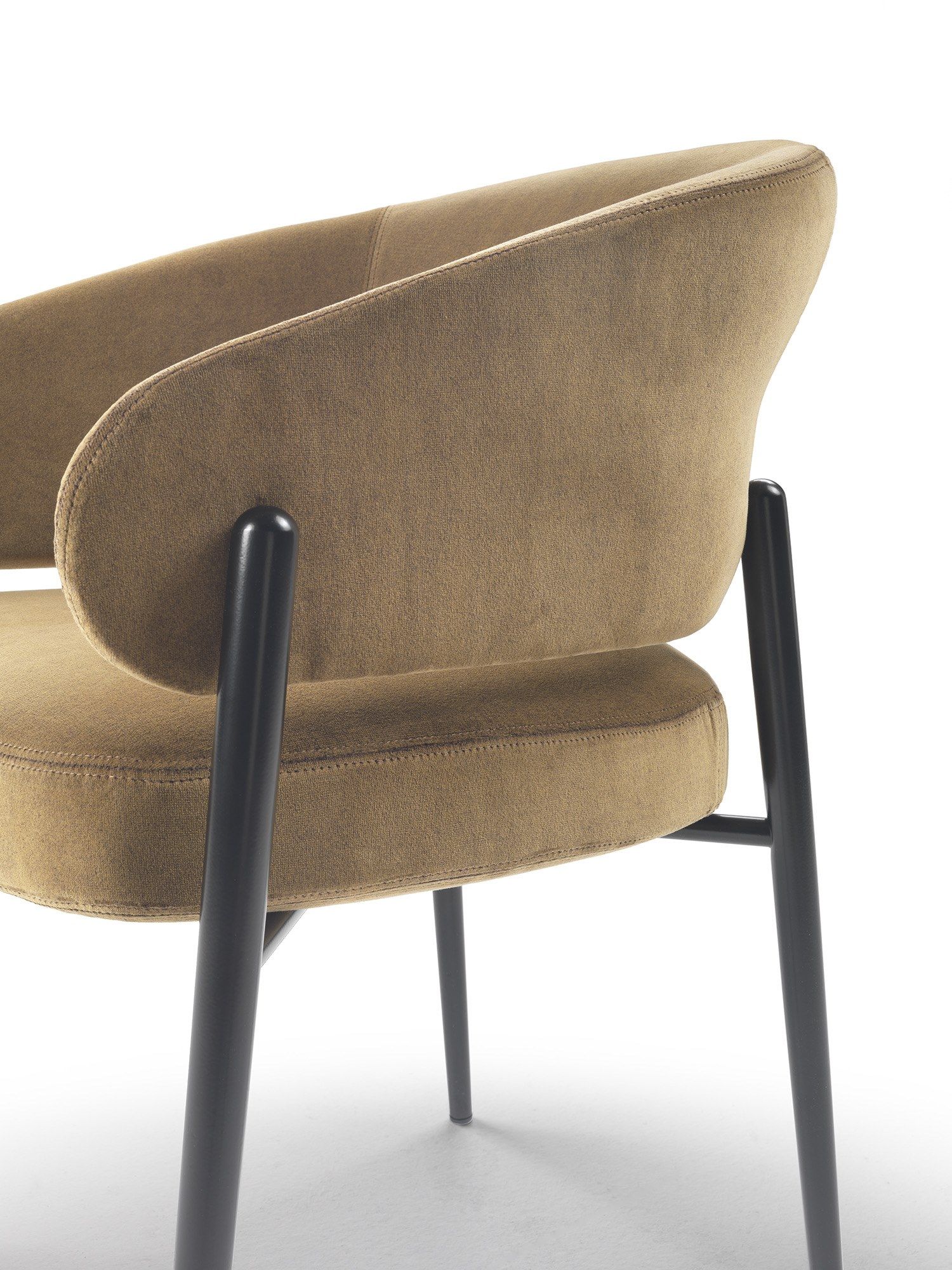 LINDA 椅子 By Marelli design Luca Erba