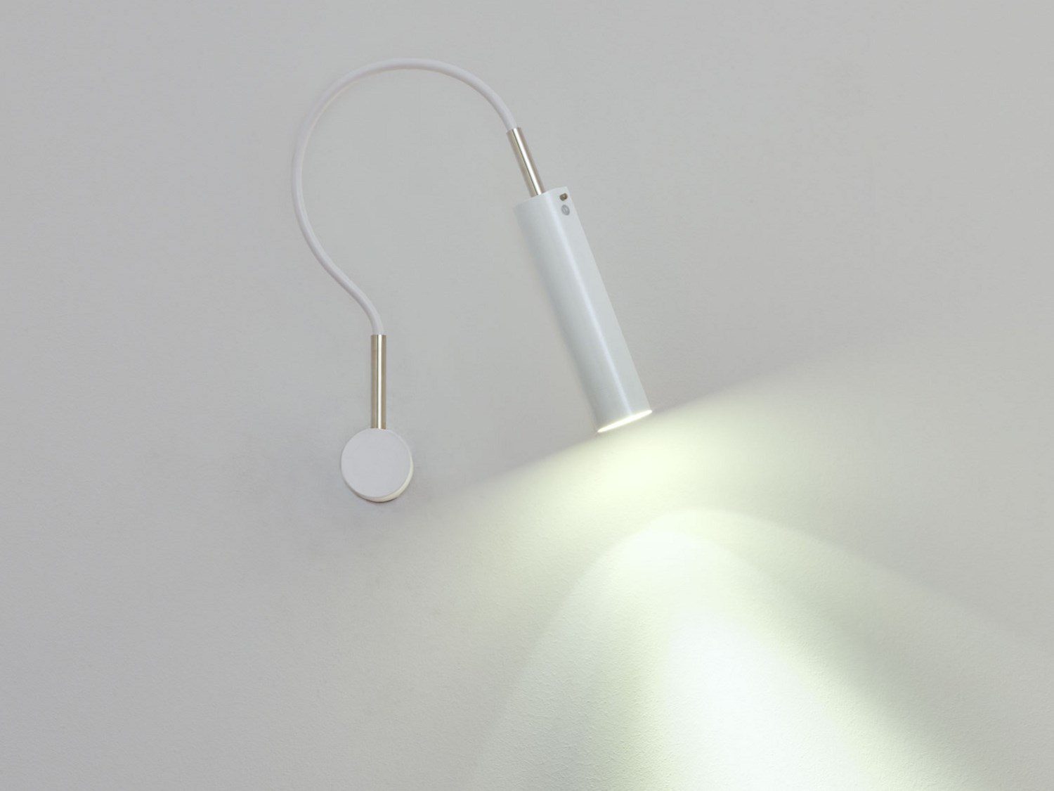 lampada a parete con braccio