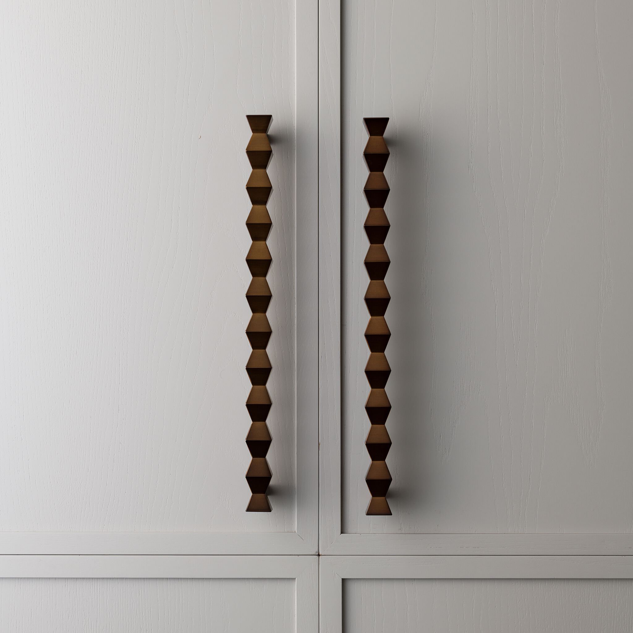 FORMA PULL by Lo & Co Interiors - Maniglia per mobili in ottone - 11