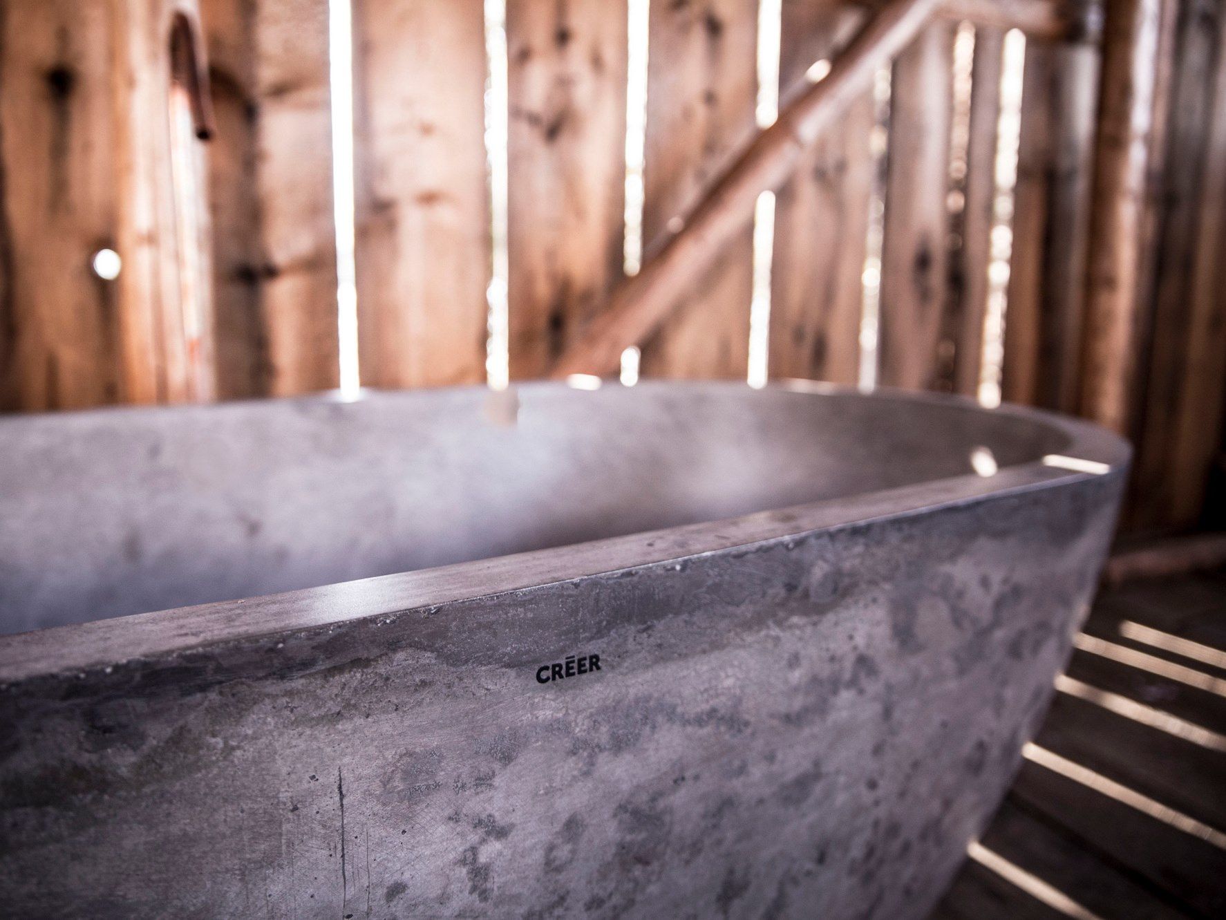 MAGNA Freestanding oval lightweight concrete bathtub By CRÉER