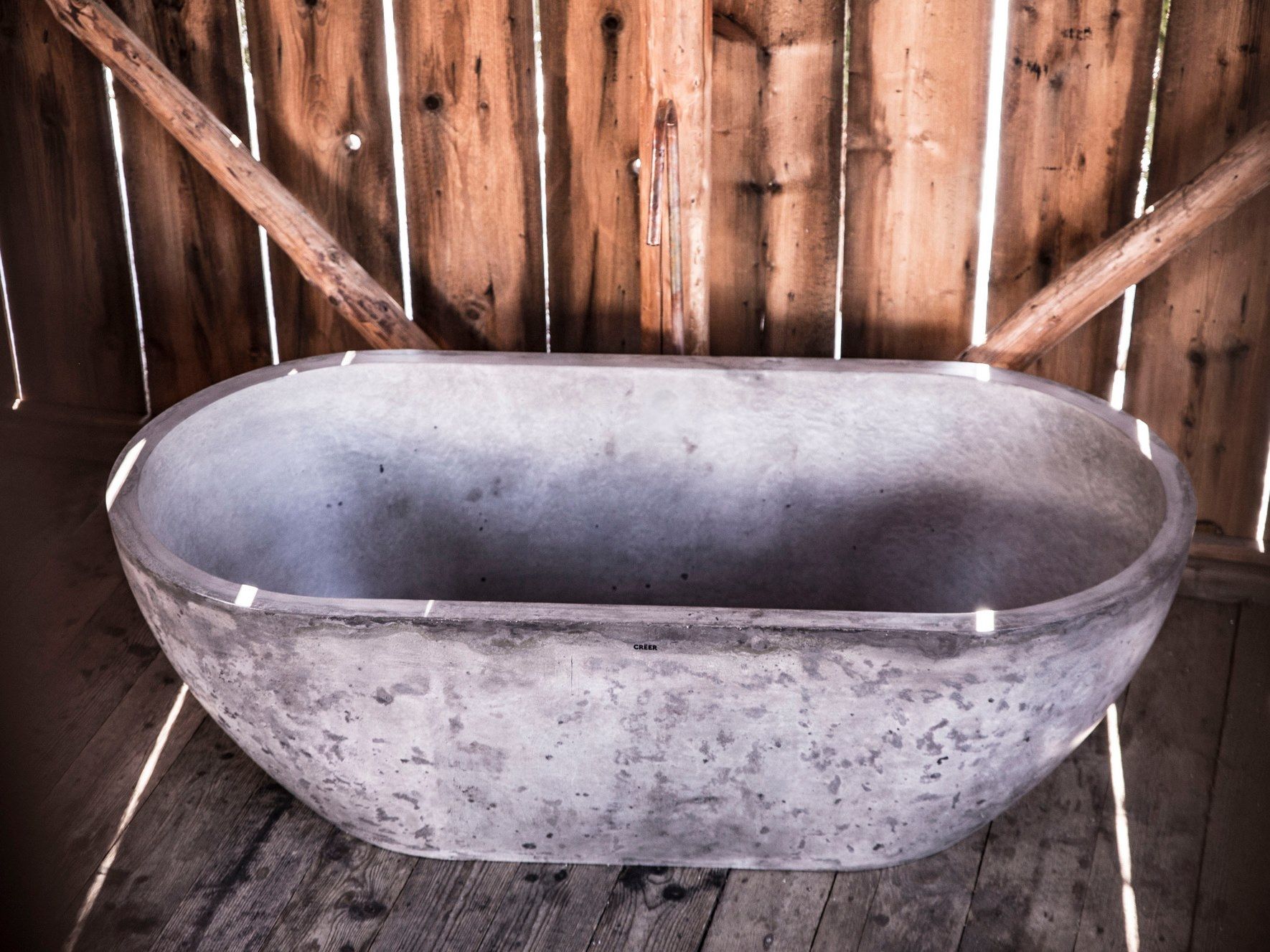 MAGNA Freestanding oval lightweight concrete bathtub By CRÉER