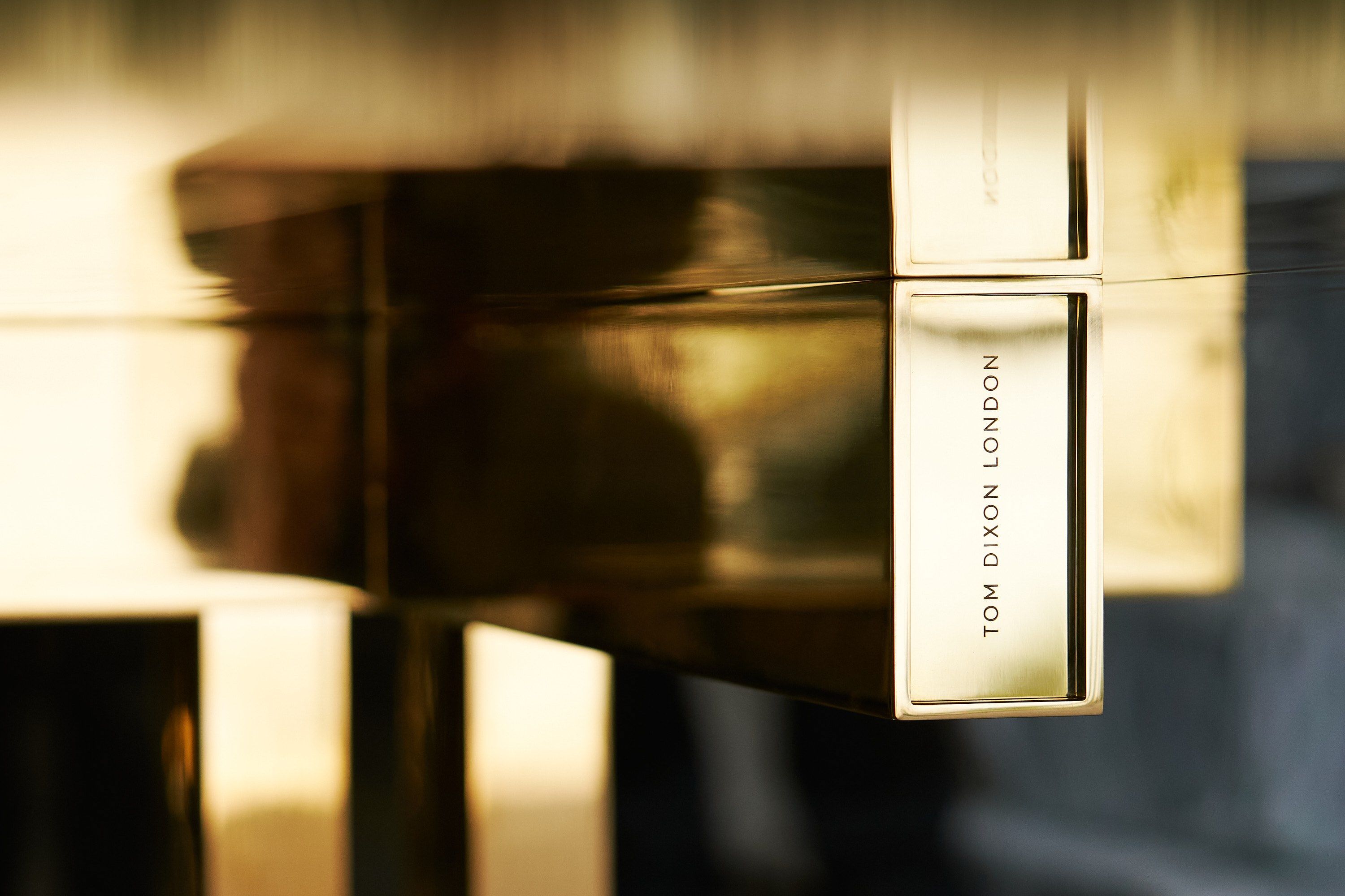 MASS Brass dining table By Tom Dixon design Tom Dixon