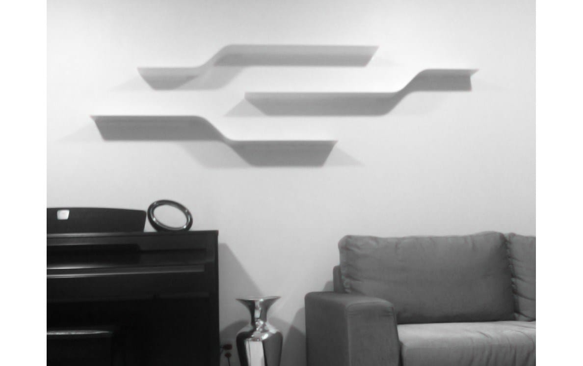 Modular wallmounted retail display unit with horizontal panels NETWORK