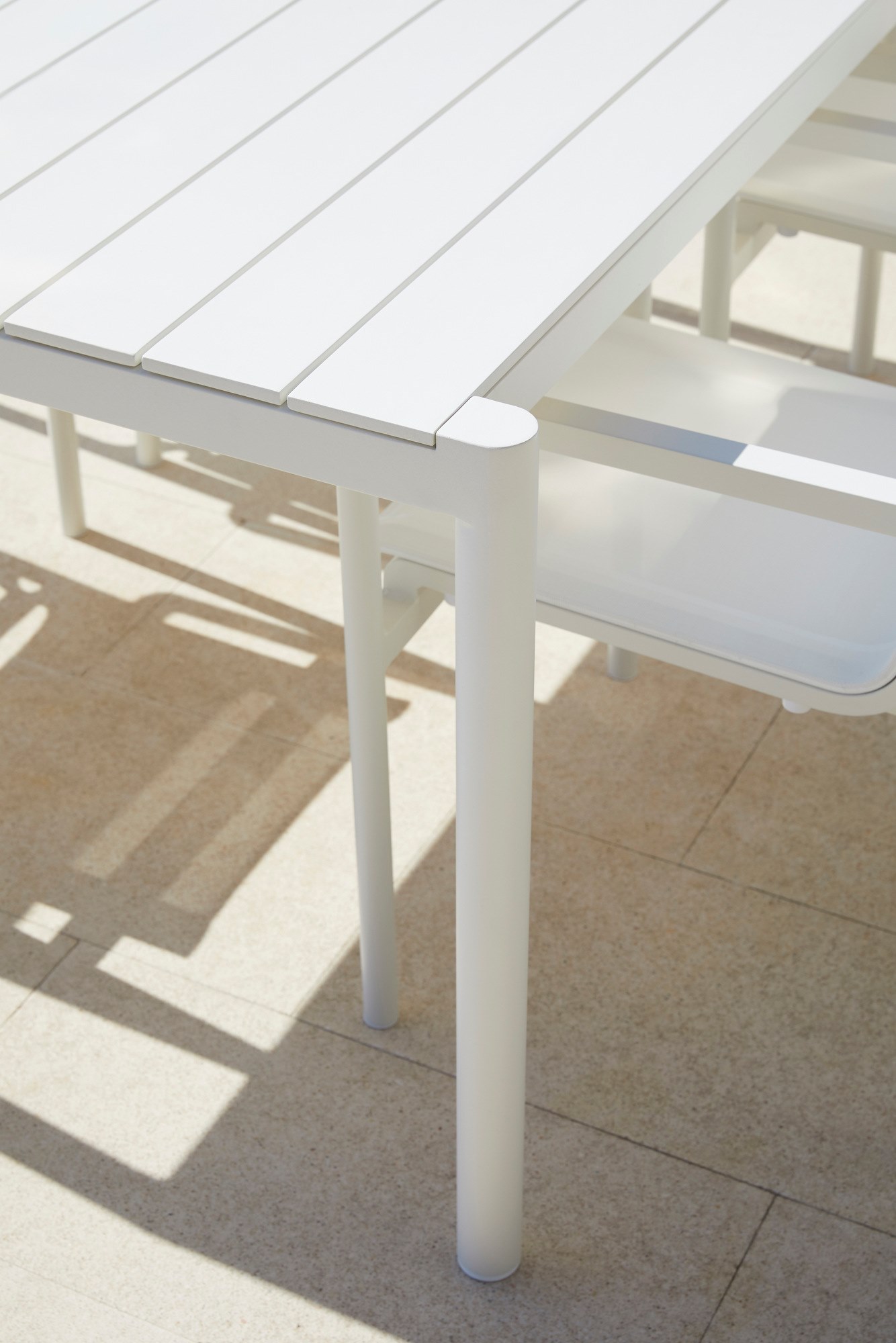 ORIGIN Aluminum table and porcelain stoneware top By POINT | design ...