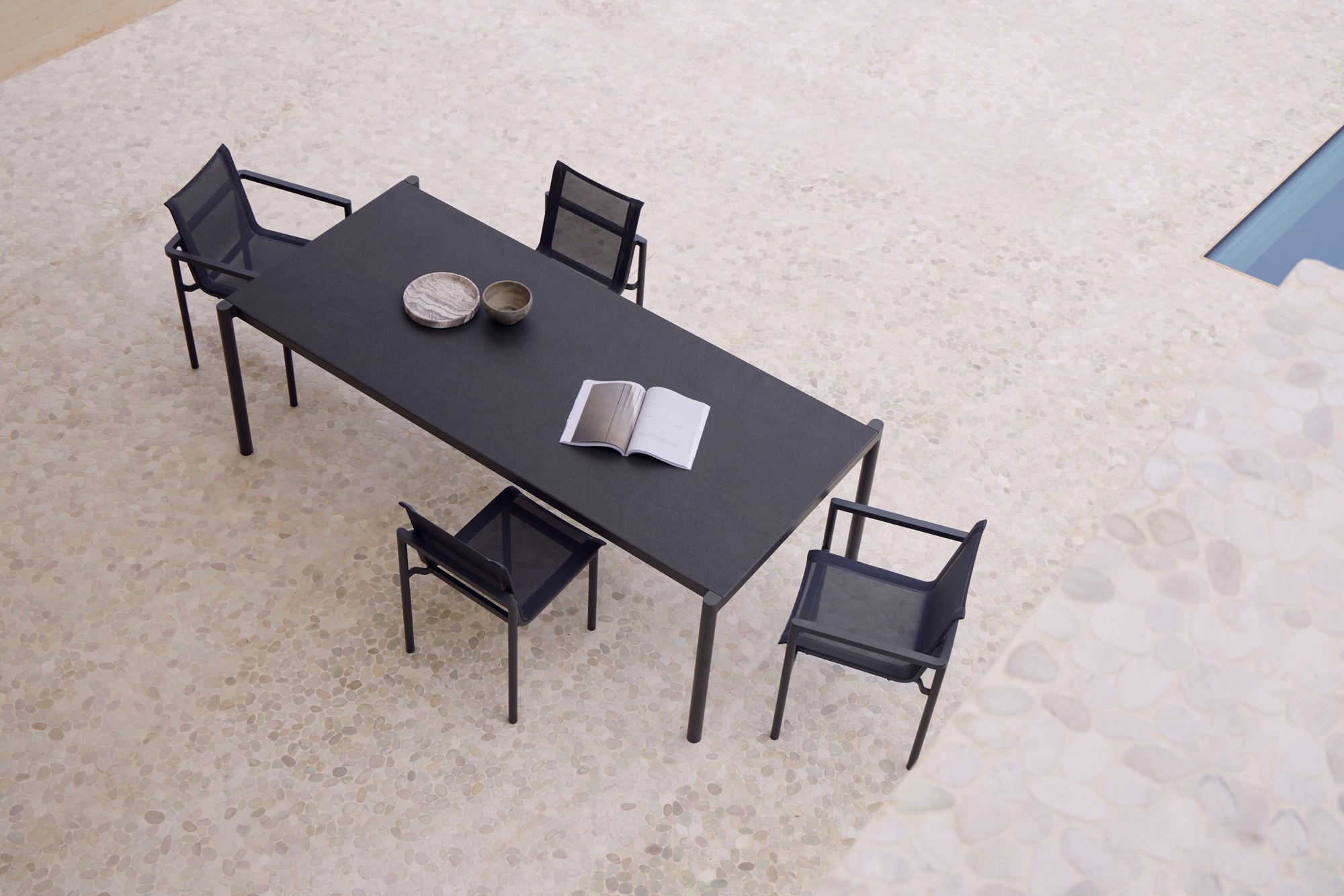 ORIGIN Aluminum table and porcelain stoneware top By POINT | design ...