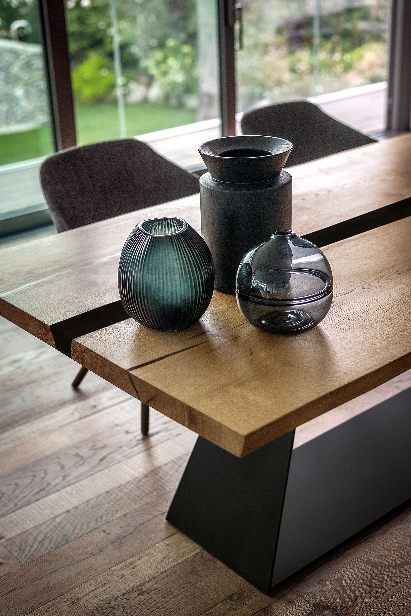 Tavolo con base in ferro e piano in legno massello e resina