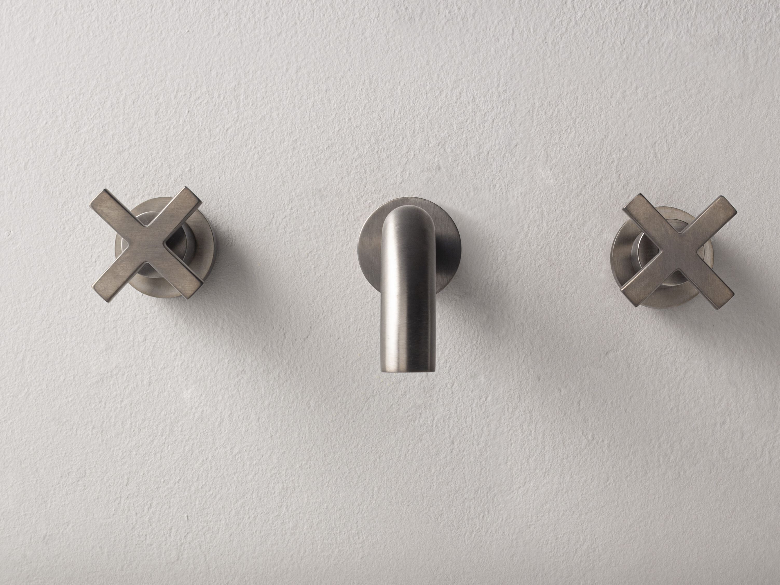 LINE by Rubinetterie Treemme - Rubinetto per lavabo a 3 fori a muro in ottone