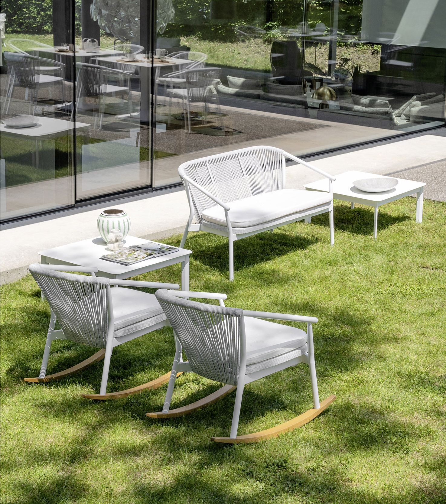 SMART Rocking powder coated aluminium easy chair with armrests By Varaschin