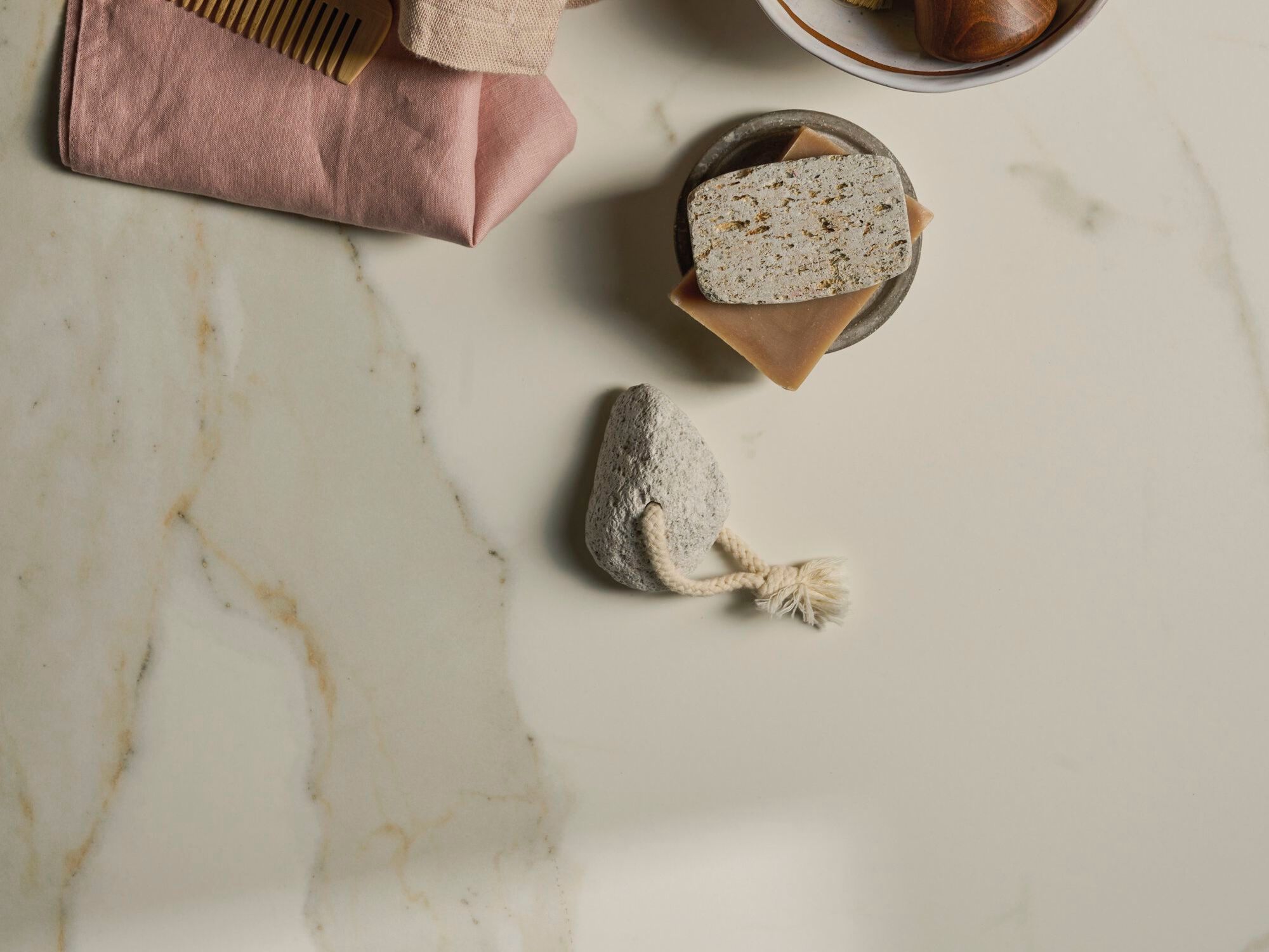 CALACATTA 4D by Sapienstone - Top cucina in gres porcellanato effetto marmo