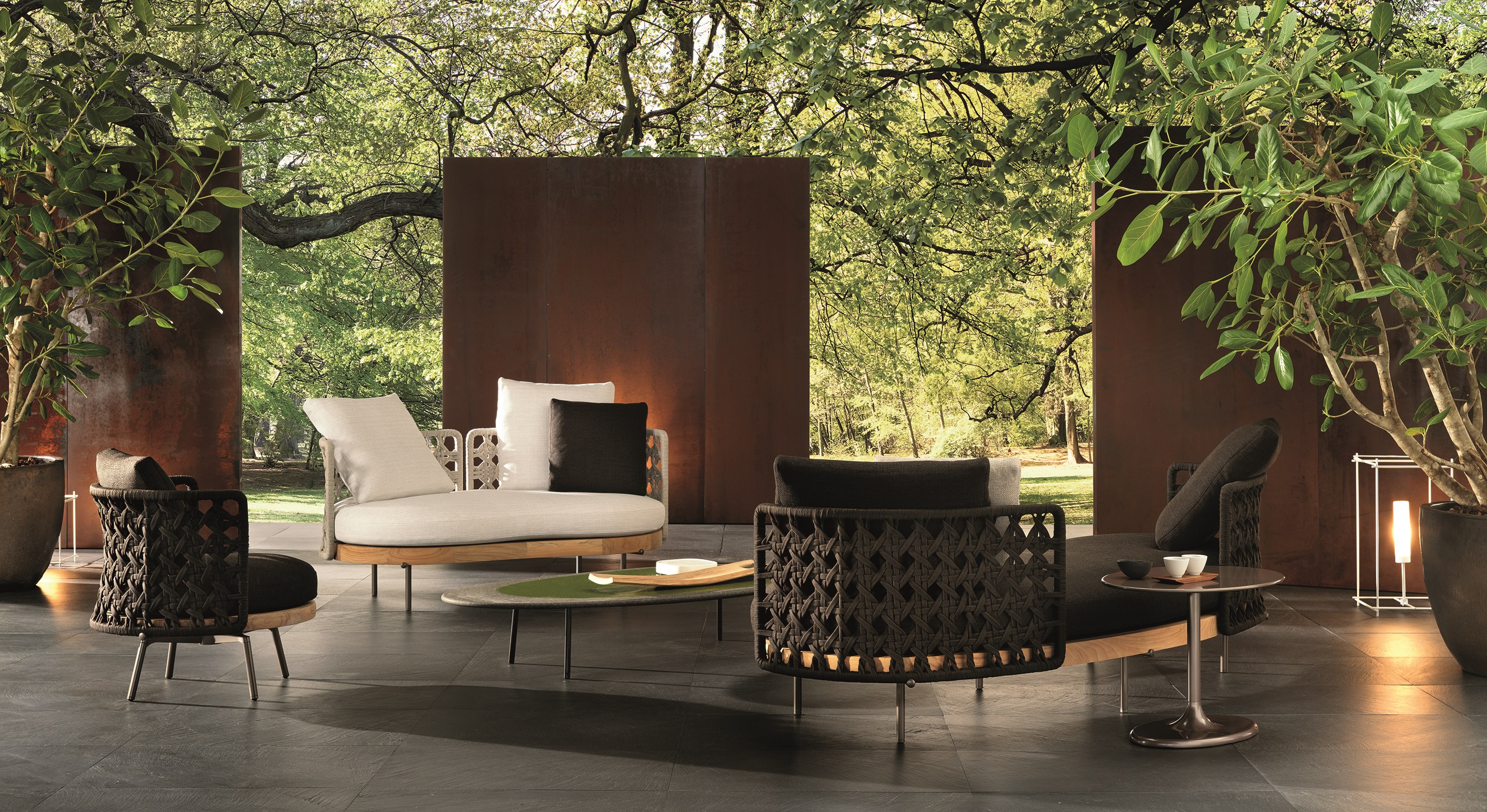 TORII NEST OUTDOOR Outdoor armchair with stringed backrest By Minotti design Nendo