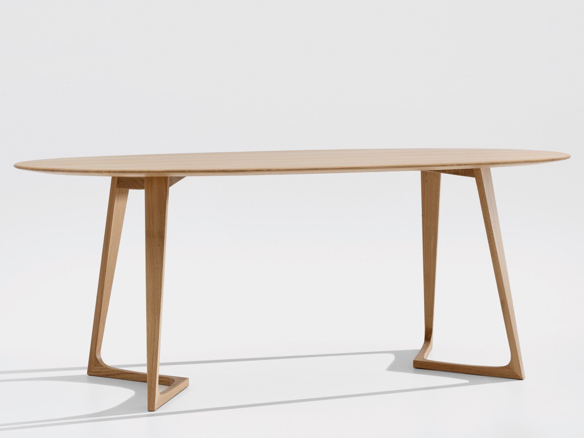 TWIST Oval table By ZEITRAUM design Formstelle