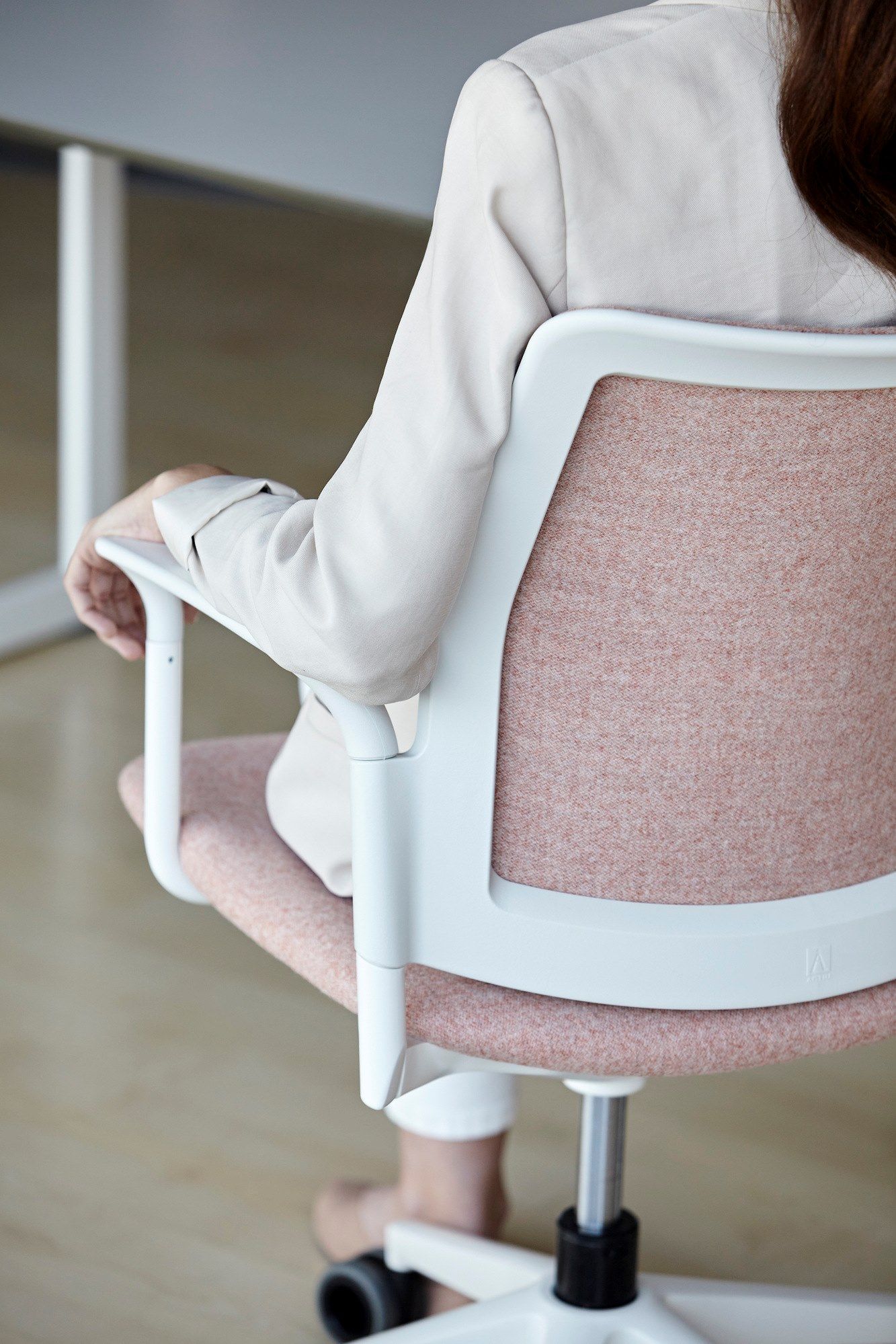 URBAN PLUS Office chair with armrests By ACTIU design Javier Cuñado
