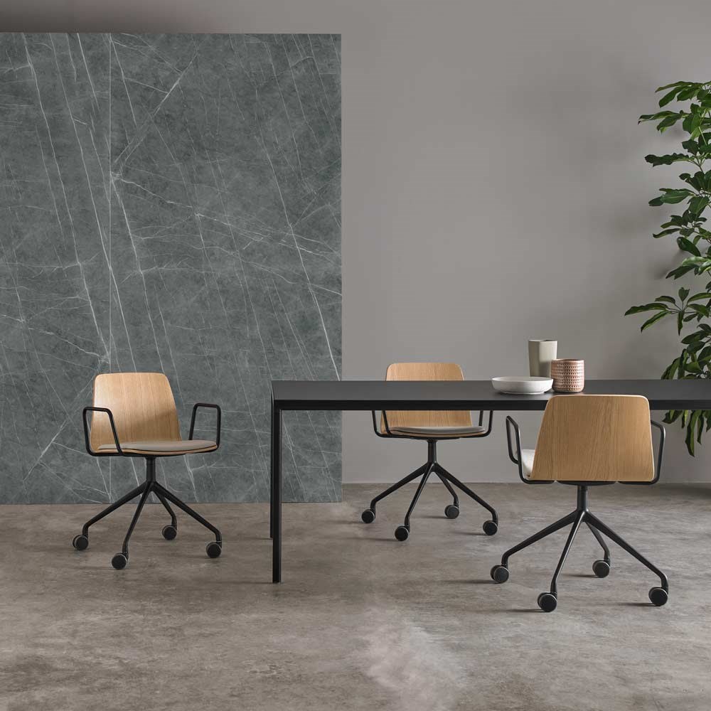 VARYA WOOD Trestle-based oak office chair with castors with armrests By ...