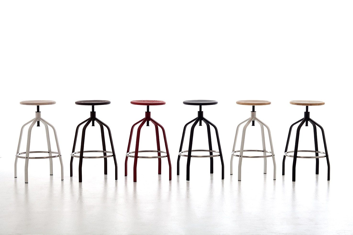 Drehbarer höhenverstellbarer Hocker aus Stahl und Holz VITO By arrmet