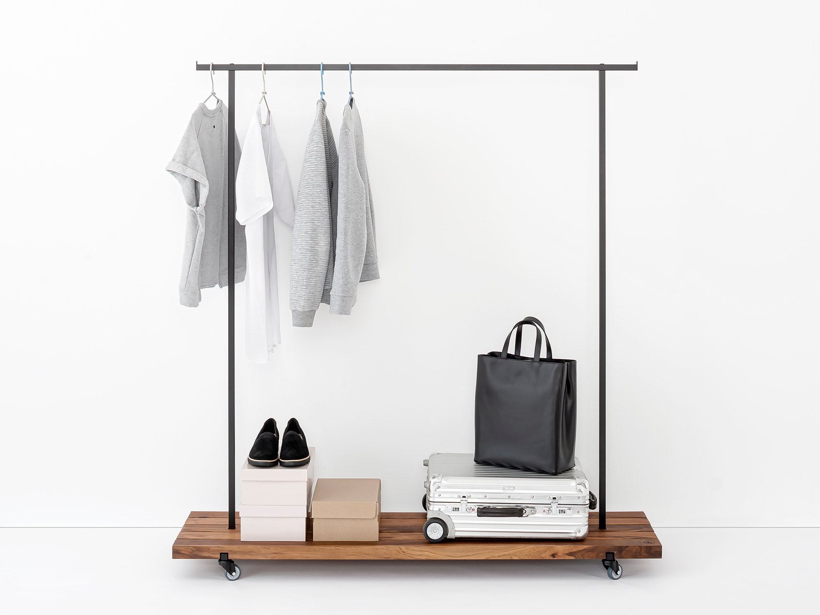 Walnut Clothes Rack WALNUT CLOTHES RACK #01 Mueble de entrada By Weld & co