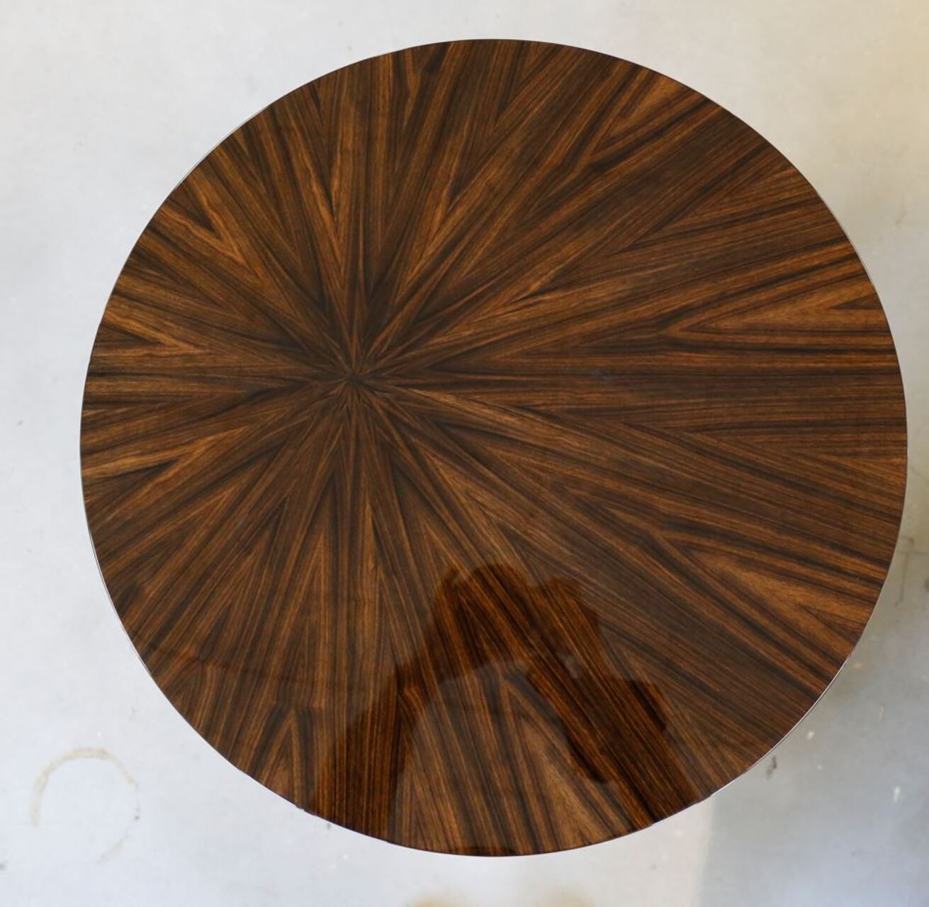 ANDRÈ | Ebony coffee table Round ebony coffee table By Cafedesart