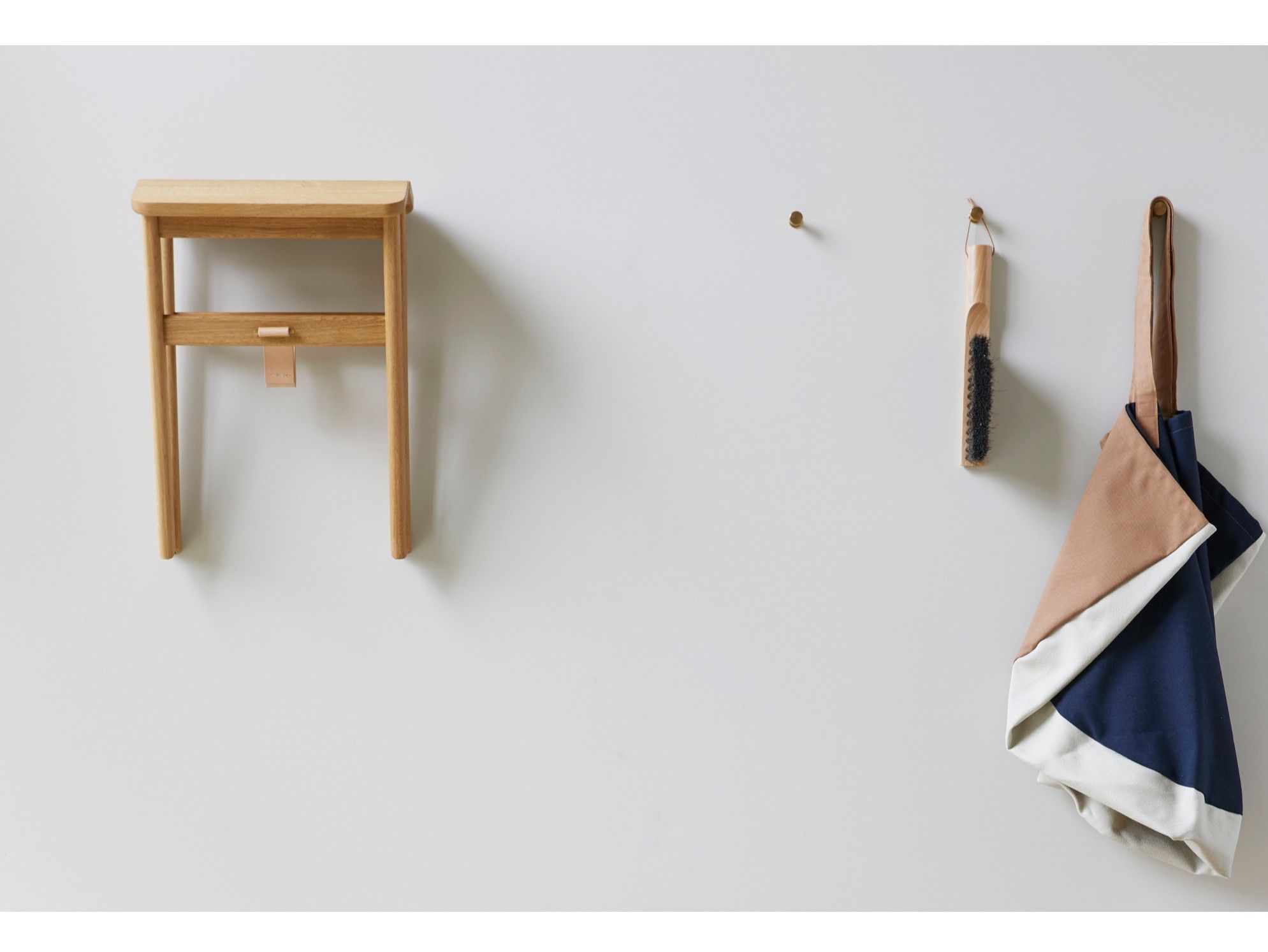 ANGLE by Form & Refine - Sgabello pieghevole basso in rovere - 10