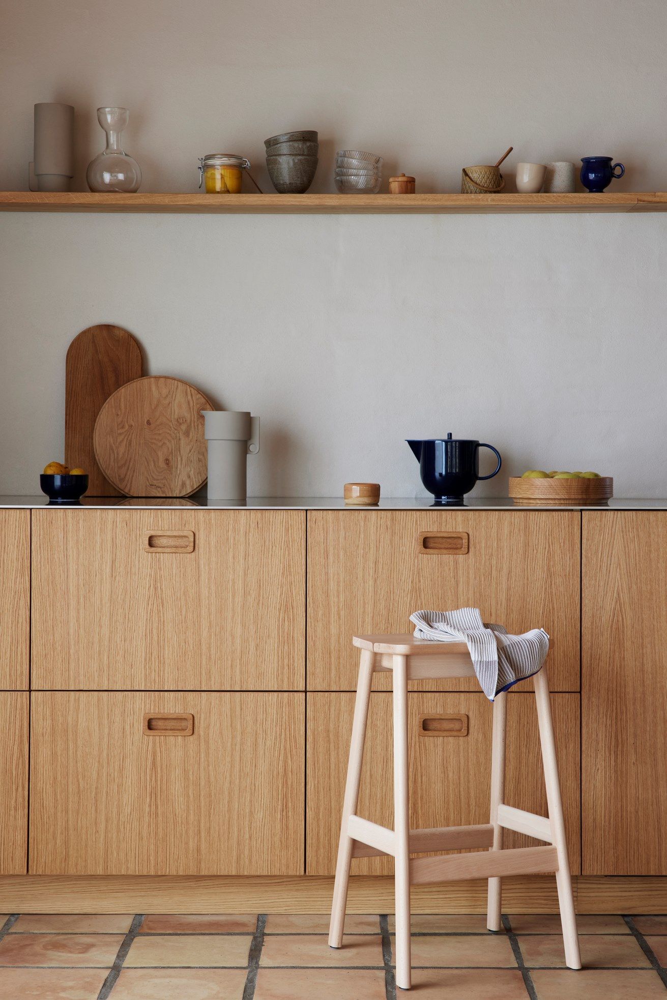 ANGLE STANDARD 65 by Form & Refine - Sgabello alto in faggio con poggiapiedi - 6