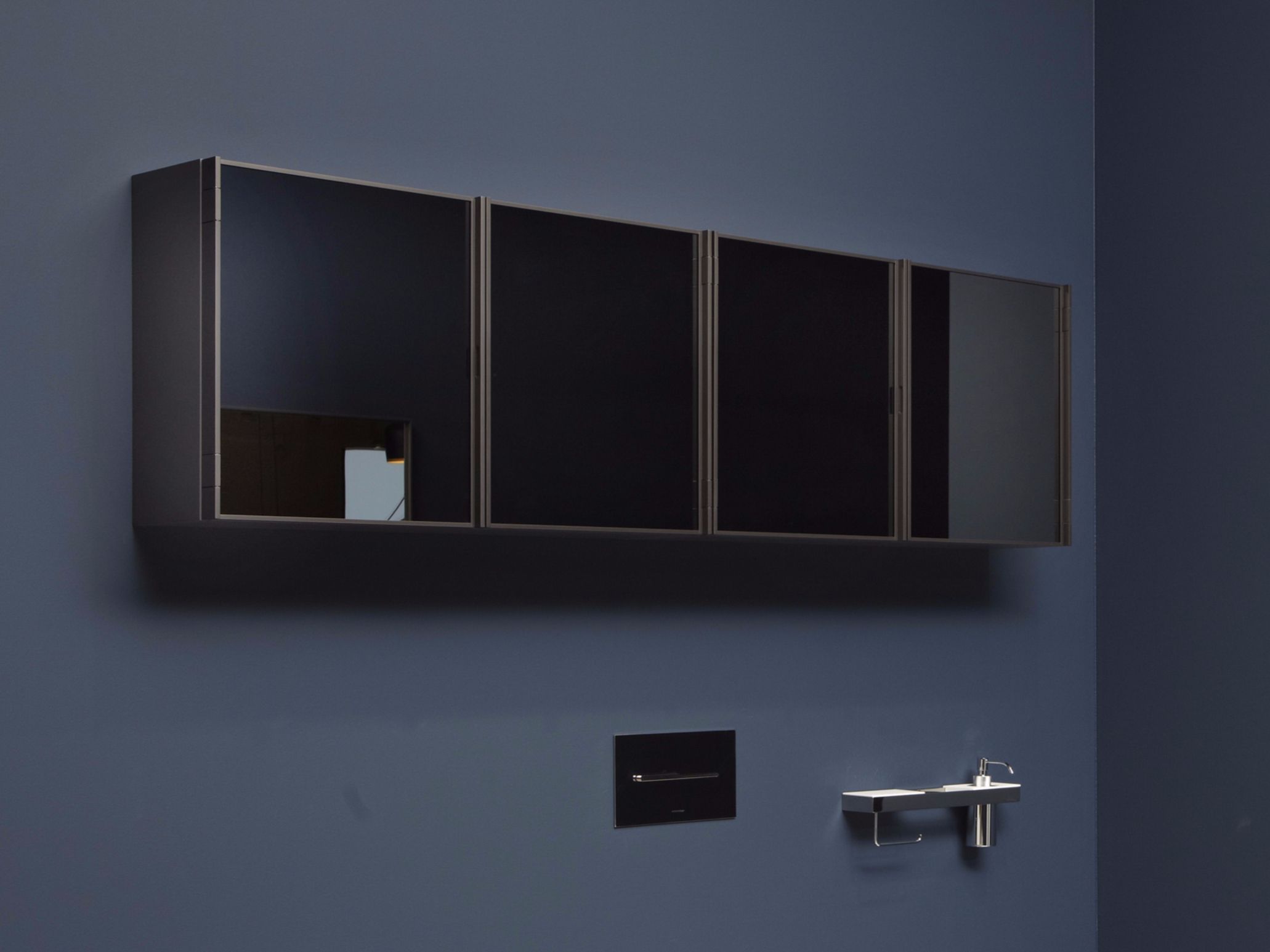 Wallmounted bathroom mirror with BESPOKE Mirror with